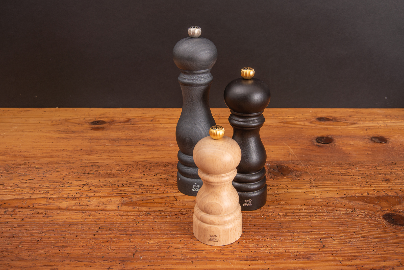 Unterschiedlich gro&szlig;e Salz- und Pfefferm&uuml;hlen von Peugeot als Werbemittel.