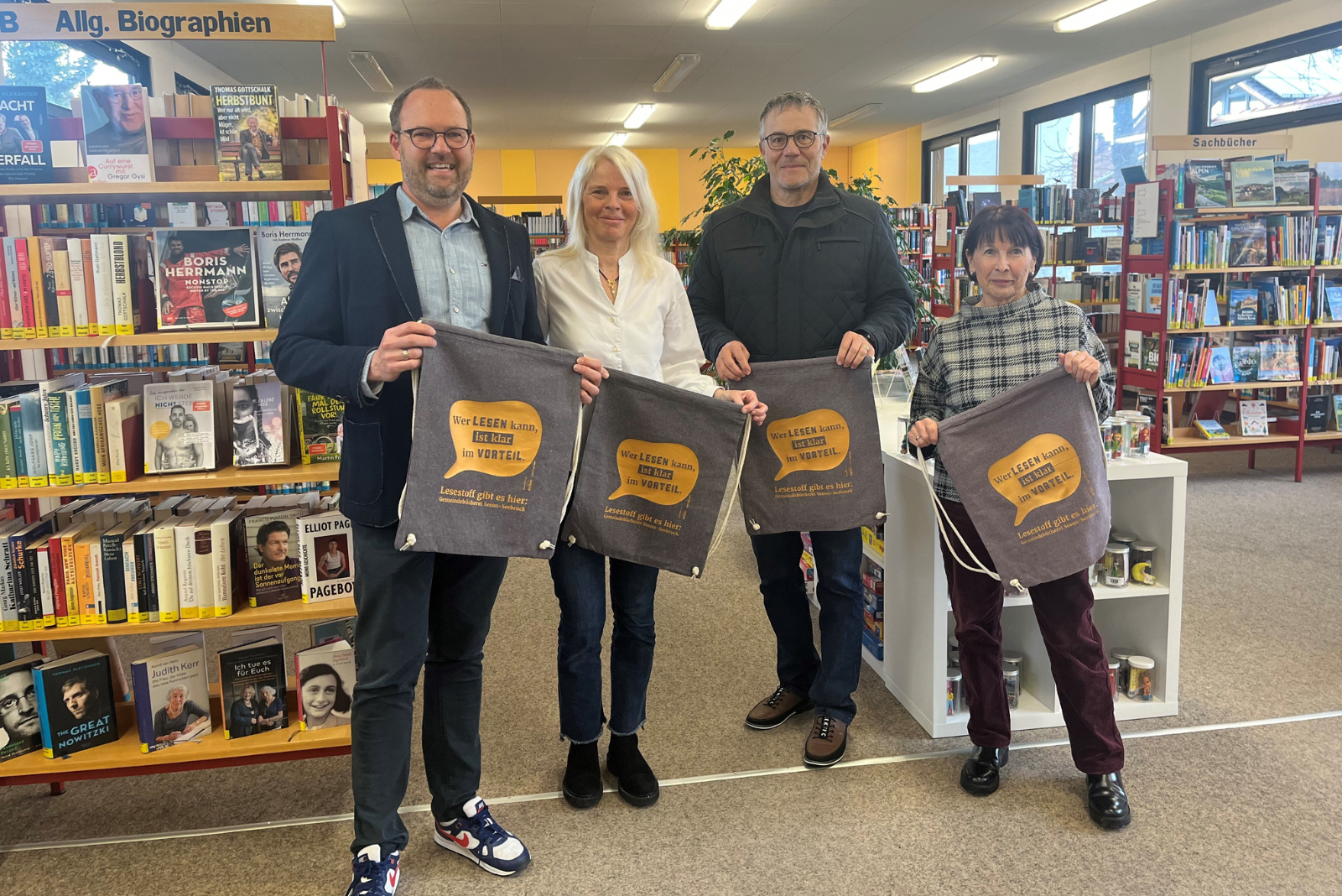werbemax Spenden&uuml;bergabe von B&uuml;chereitaschen an B&uuml;cherei Seeon-Seebruck.