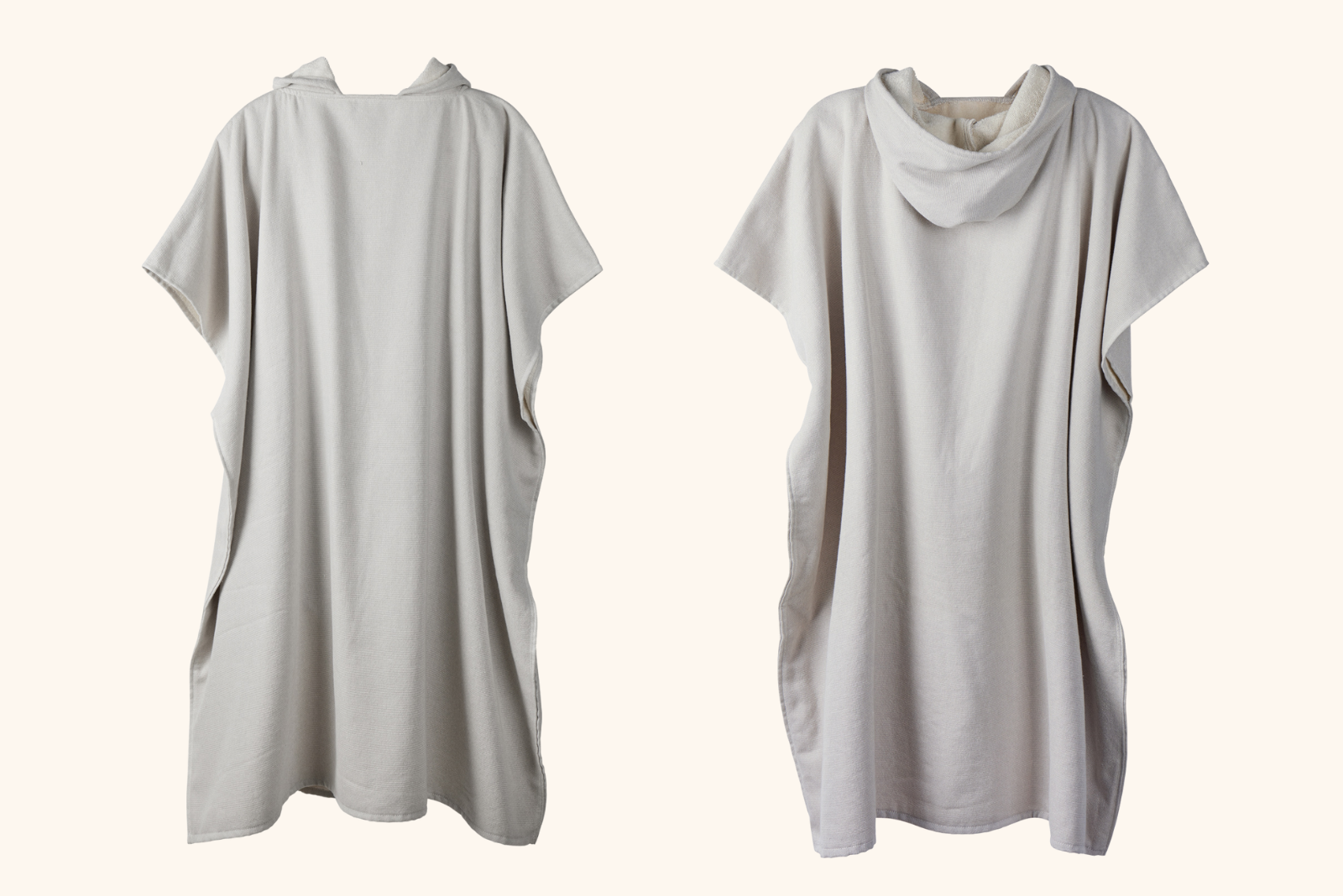 Strandponcho f&uuml;r Sie und Ihn als perfektes Mitarbeitergeschenk mit Ihrem Logo. Jetzt in 4 Farben bei werbemax mit Logo bestellen. 