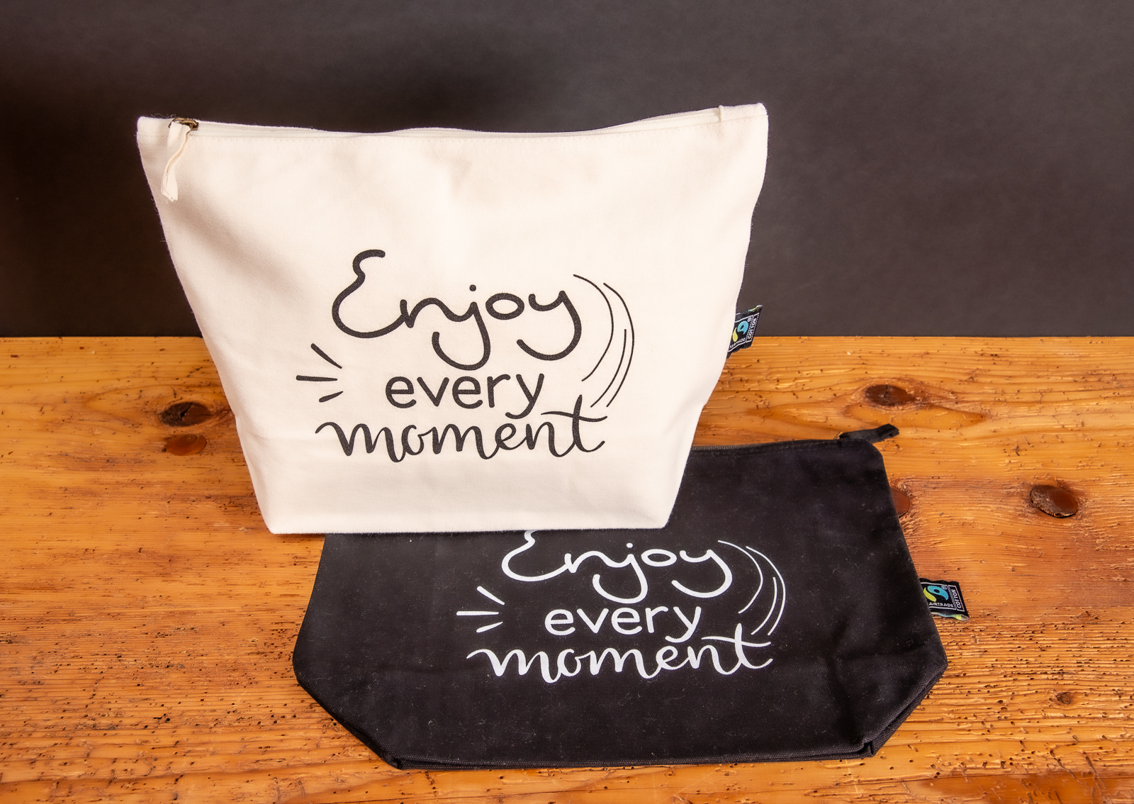 Kosmetiktasche aus Fairtrade Baumwolle in schwarz oder natur mit Rei&szlig;verschluss ist ein nachhaltiges Merch mit gro&szlig;er Druckfl&auml;che f&uuml;r jede Zielgruppe.