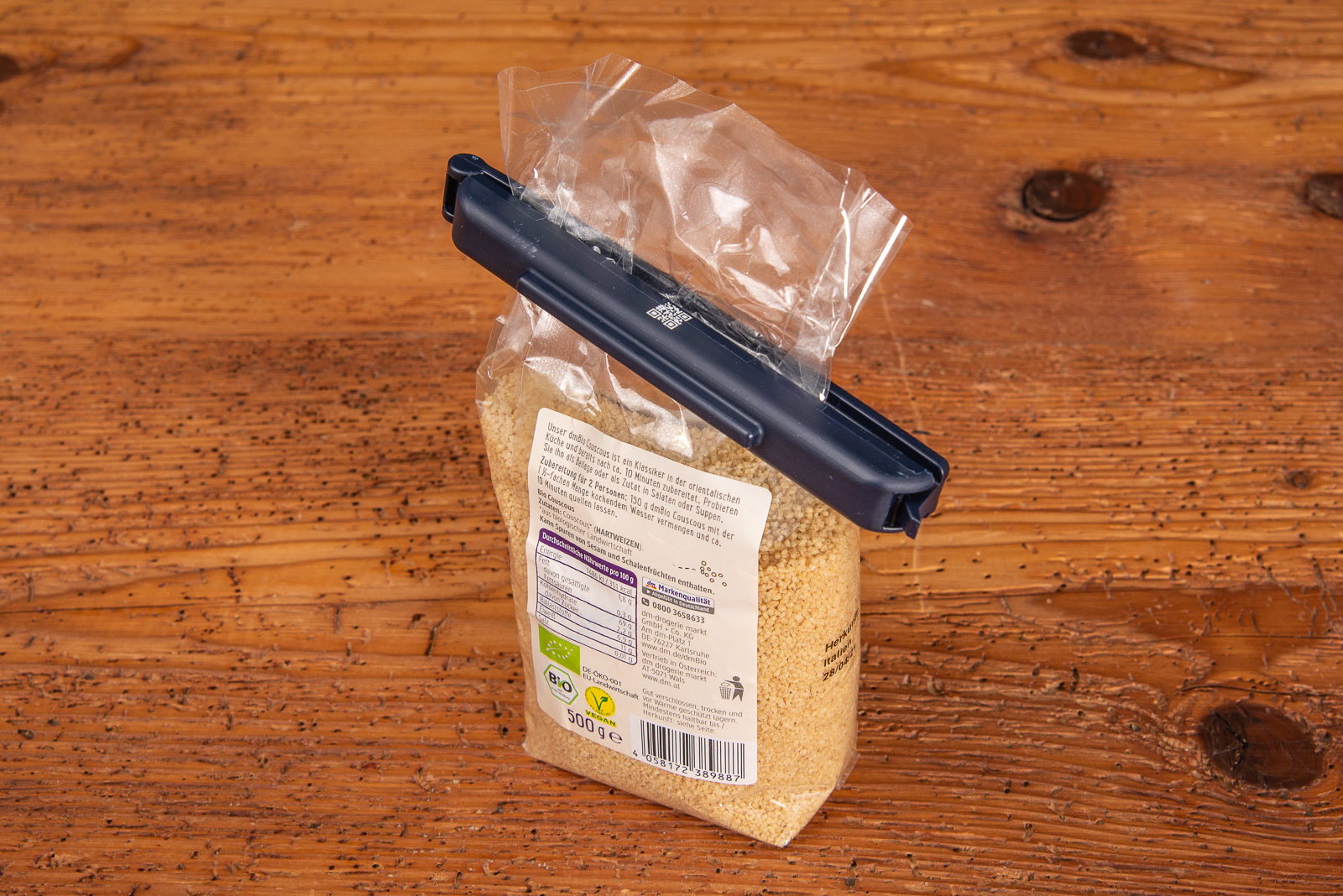 Nachhaltiger T&uuml;tenclip Daclipa by Jell. Die Recyclingclips als hervorragende Werbegeschenke in schwarz mit wei&szlig;em Logo. 