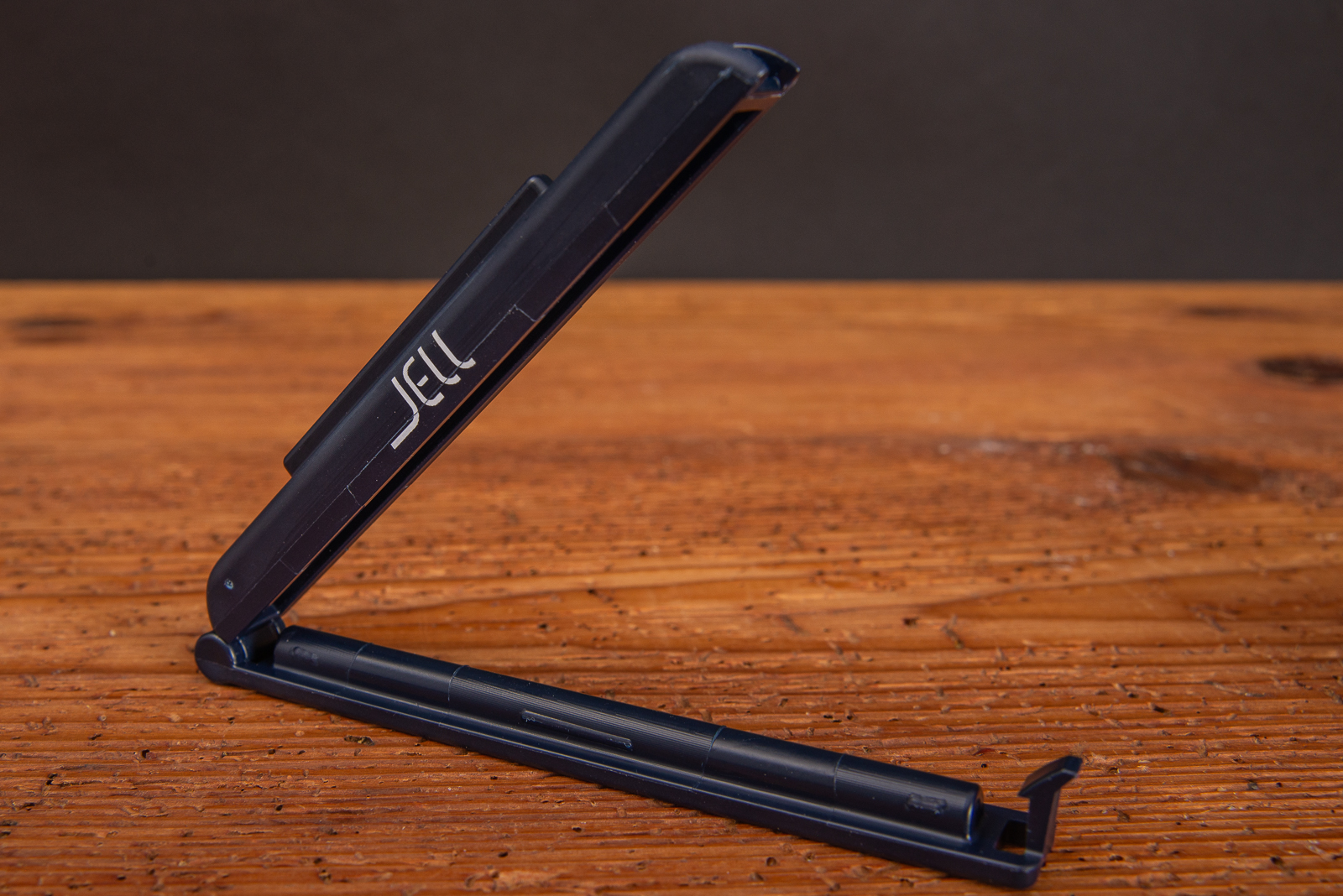 Daclipa T&uuml;tenclip by JELL als nachhaltige Streuartikel f&uuml;r Messen, Events und Mailingartikel. Der nachhaltige T&uuml;tenclip in schwarz mit wei&szlig;em Logo ist lange in Gebrauch.