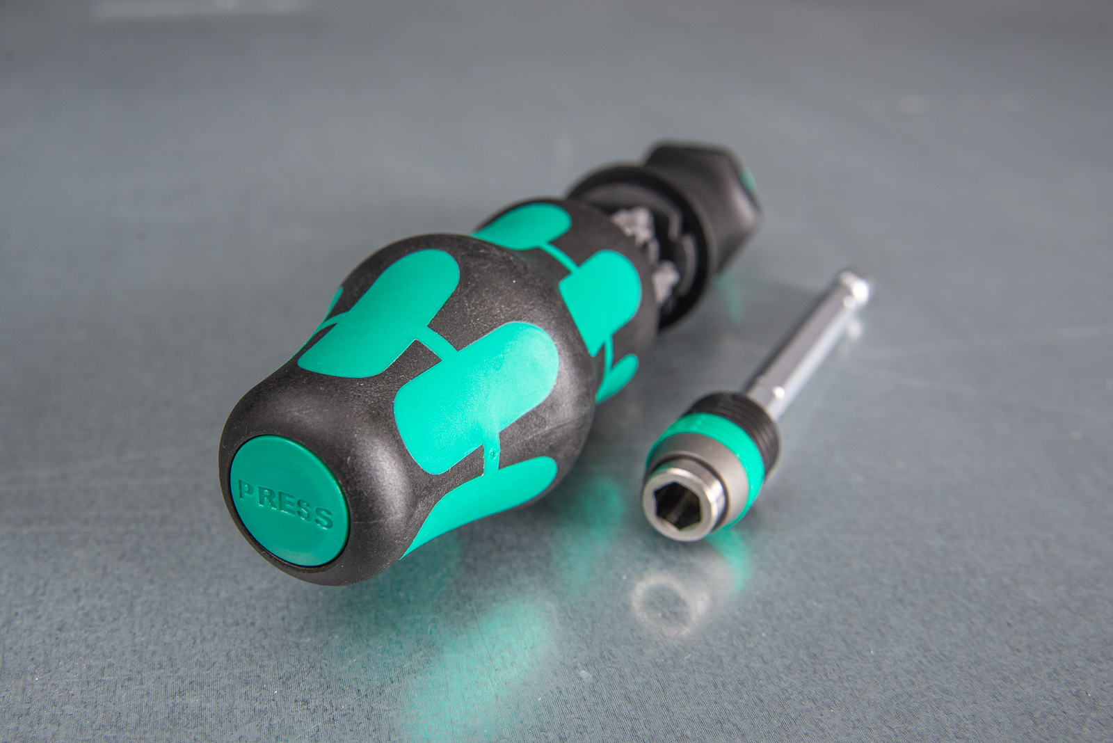 Kraftform-Griff mit auswechselbaren Bits von Wera als hochwertiges Werbegeschenk mit wei&szlig;em Logodruck auf dem Griff.