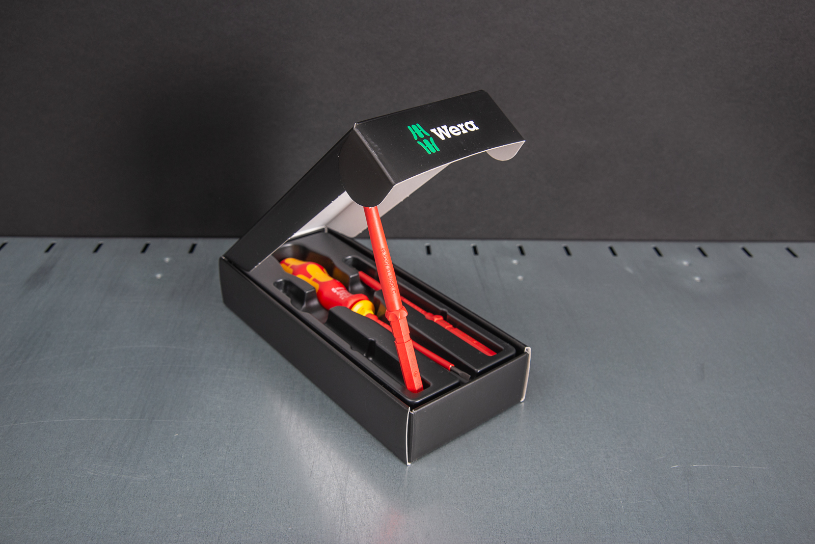 Wera 817/4 VDE PROMOTION Set: Isolierte, farbcodierte Schraubbits und ergonomischer Kraftform-Handhalter f&uuml;r sicheres Arbeiten an spannungsf&uuml;hrenden Teilen bis 1.000 Volt &ndash; perfekt f&uuml;r Elektroprofis.