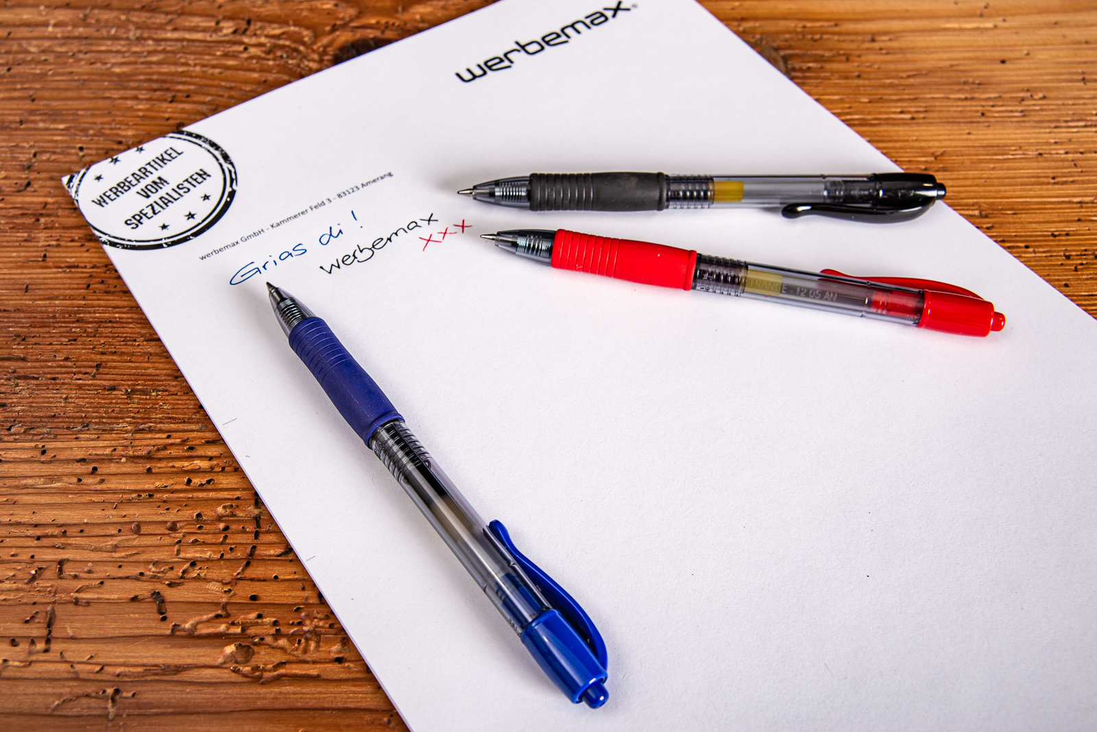 Gelschreiber G2 von Pilot Pen mit nachf&uuml;llbarer Mine in rot, schwarz und blau