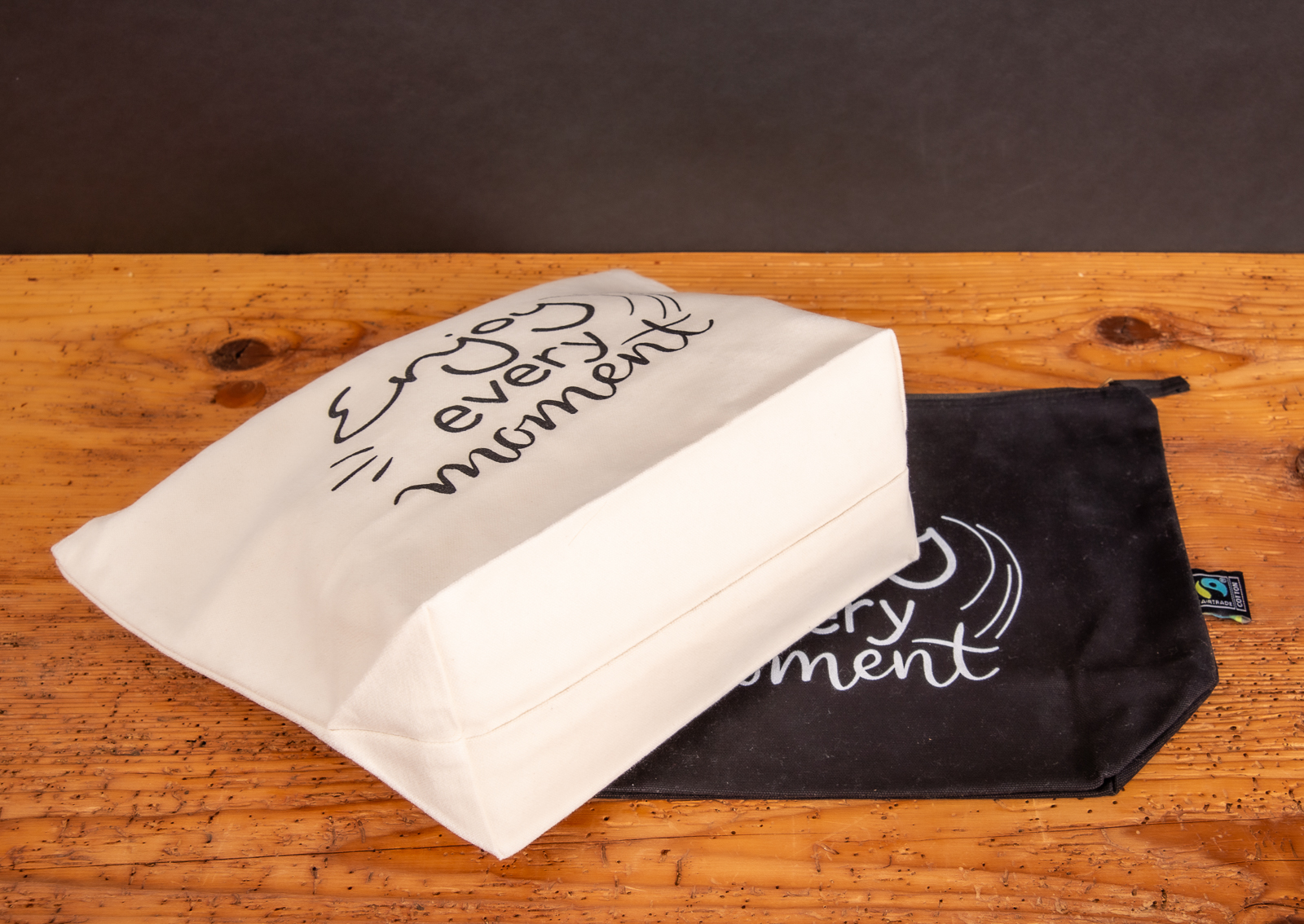 Rei&szlig;verschlusstasche f&uuml;r Kosmetik, Accessoires oder Kabel in Fairtrade-Qualit&auml;t aus Baumwolle in schwarz oder natur mit gro&szlig;er Bodenfalte f&uuml;r ausreichend Platz.