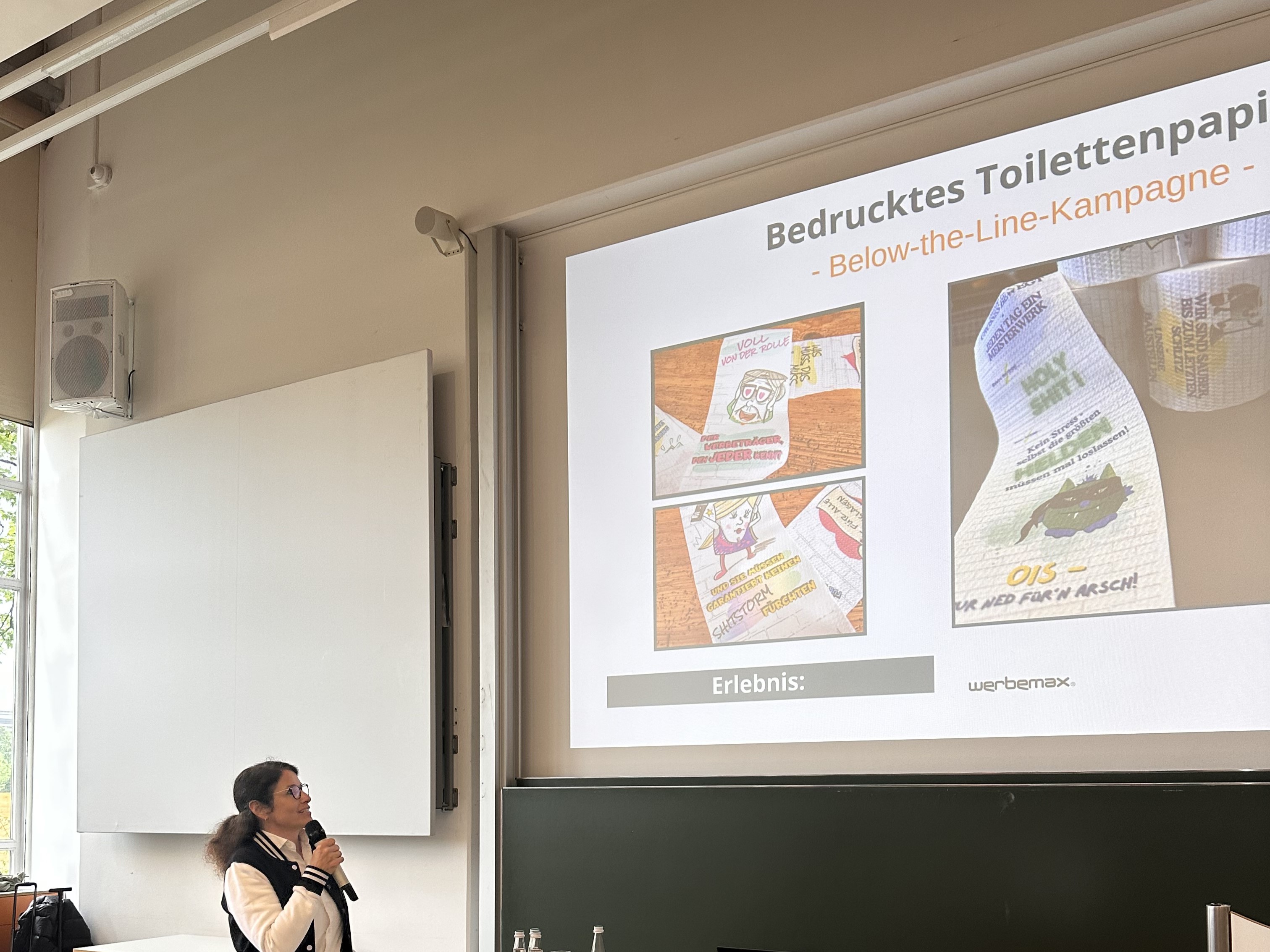 bedrucktes Toilettenpapier als Werbeartikel sichtbar auf einem Slide an der TH Rosenheim