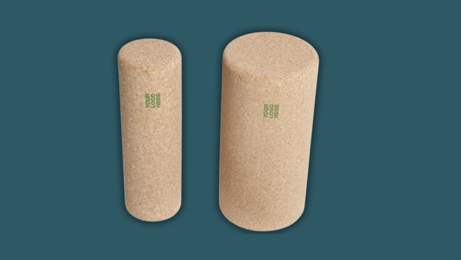 Kompakte Faszienrolle aus Naturkork, mit Brandingfl&auml;che f&uuml;r Logo, als umweltfreundlicher Werbeartikel pr&auml;sentiert.