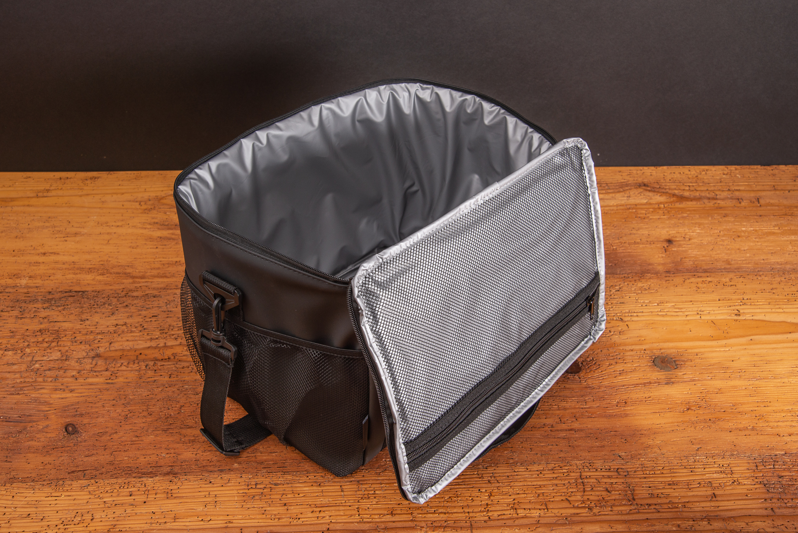 Hochwertige K&uuml;hltasche STYLE von Vasad in schwarz aus PU-Leder mit guter Isolierung ist das perfekte Werbemittel f&uuml;r Sommer und Outdoor Events.