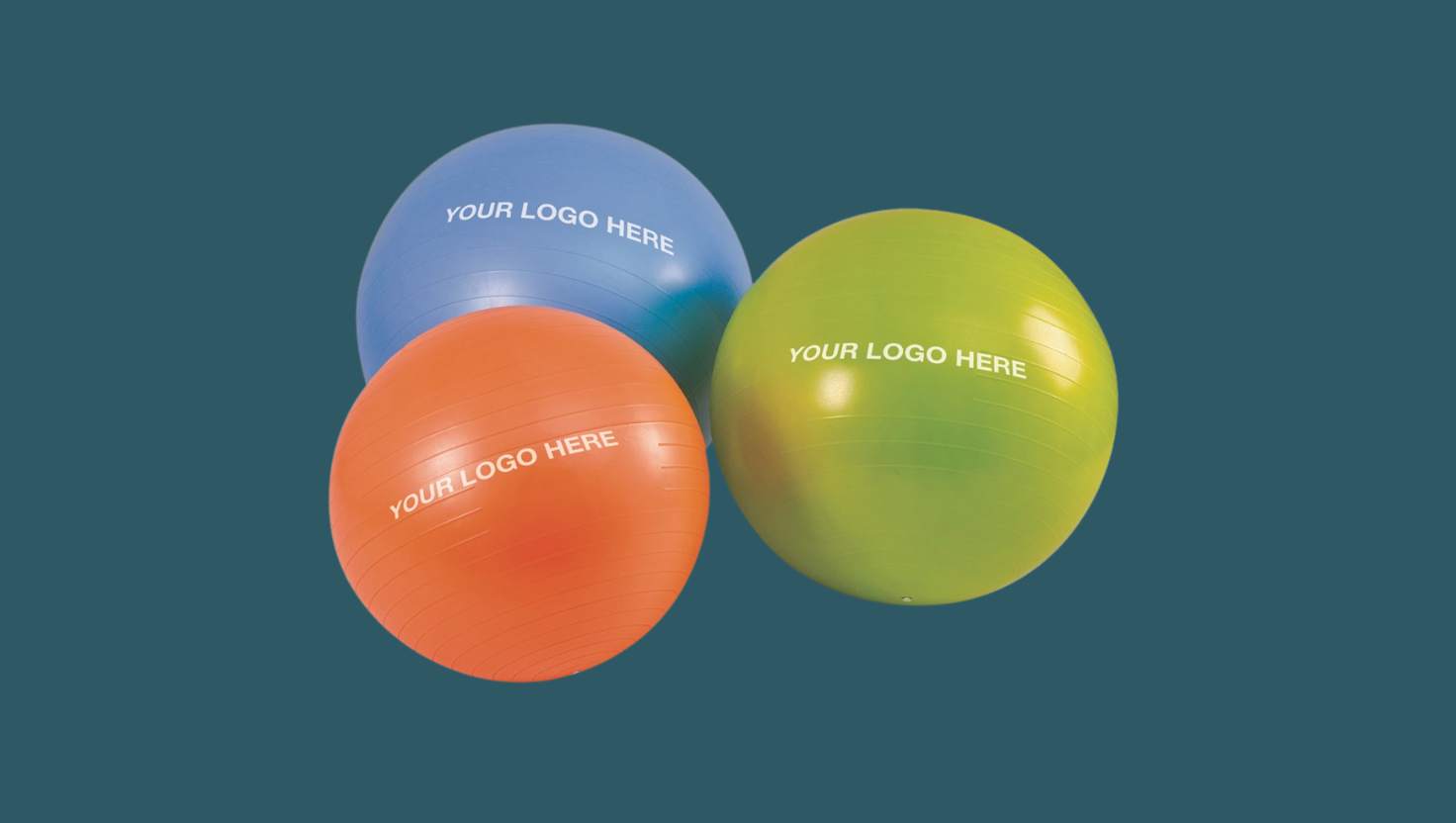 Gymnastikb&auml;lle mit Logoaufdruck in den Farben orange, blau und gr&uuml;n, im Einsatz als dynamische Sitzgelegenheit im B&uuml;ro oder Homeoffice.