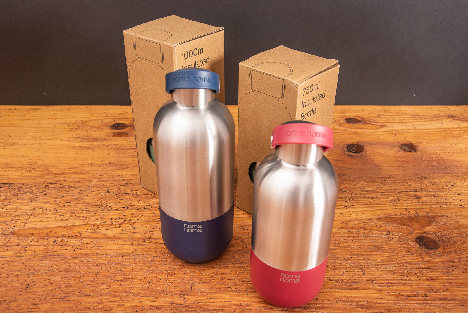 Die sch&ouml;ne Edelstahlflasche von nomanoma in den Farben silber-rot und silber-blau kommt in einer nachhaltigen Kartonverpackung geliefert. Perfekt f&uuml;r die &Uuml;bergabe als Werbegeschenk mit Logo.