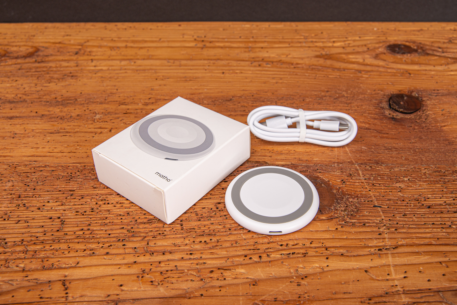 3-in-1 Wireless Charger in Wei&szlig; f&uuml;r schnelles Laden mit Logo bedruckt als Incentiv mit Kabel und Verpackung auf Holztisch