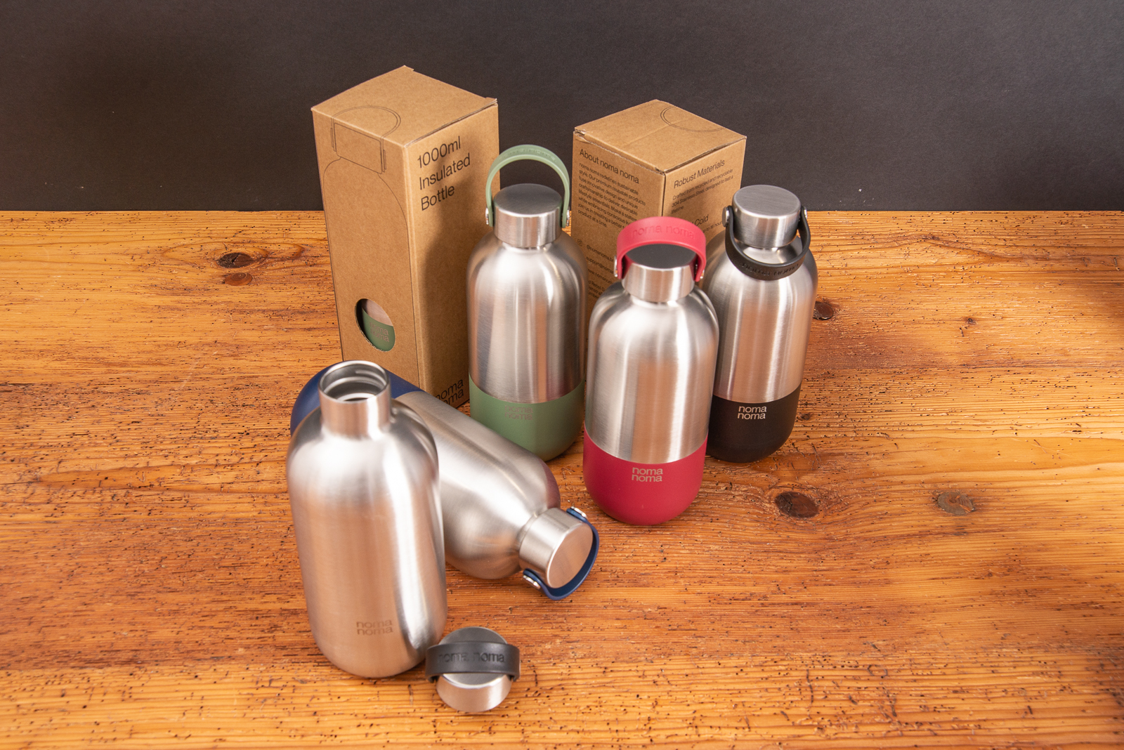 Verschenken Sie hochwertige Edelstahlflaschen von nomanoma in 4 Farbvarianten mit einer praktischer Silikonschlaufe. 