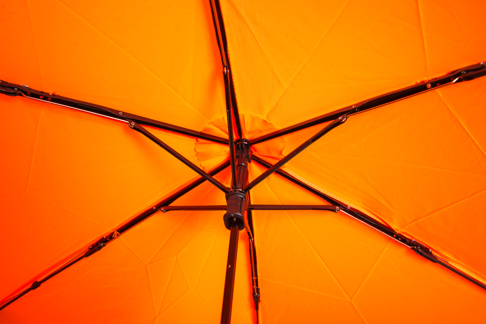 Detailfoto des hochwertigen, schwarzen windproof Gest&auml;nge des Taschenschirm X4U von Knirps.