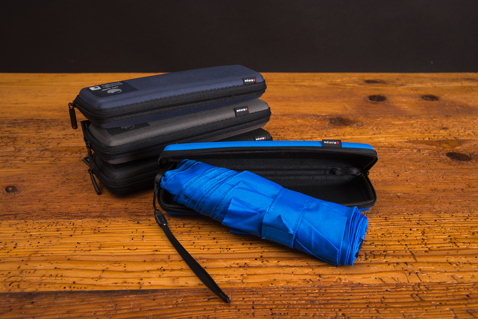 Knirps X4U Taschenschirm in Schwarz, Grau, Navy und Neonblau ist der kompakte Regenschirm als Werbegeschenk f&uuml;r Messen, Festivals, Uni-Kampagnen, Start-up-Merch, Onboarding-Kits oder als exklusive Kundengeschenke