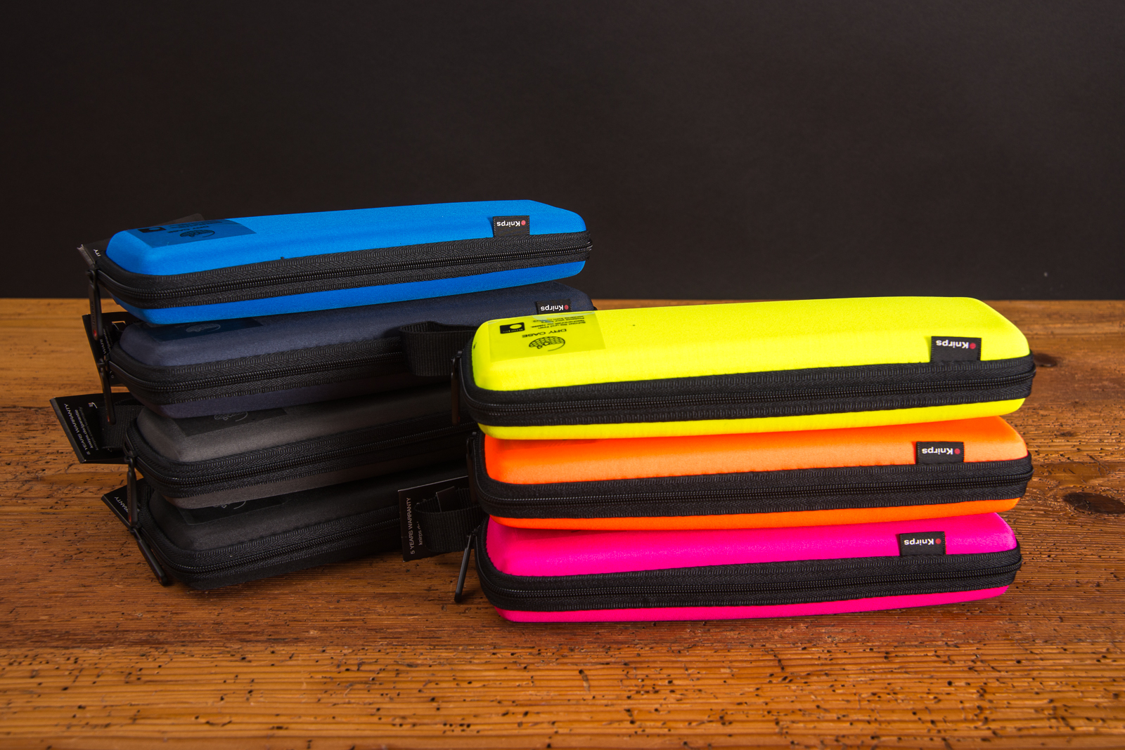 Der Regenschirm von Knirps im schlanken DryCase in 7 Farben in 2 Stapeln &uuml;bereinander ist der Werbeartikel f&uuml;r exklusive Kundengeschenke, hochwertige Mailings, Messe-Giveaways, Mitarbeiter-Ausstattung oder Onboarding-Pakete