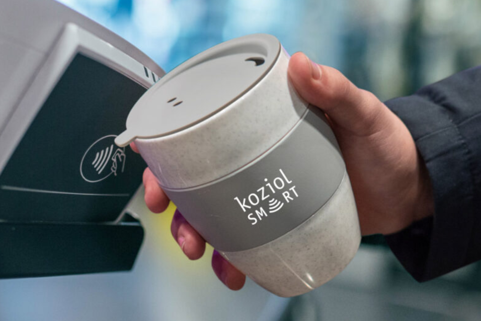 Smarter NFC-Werbeartikel koziol Aroma 2 go im digitalen Einsatz.