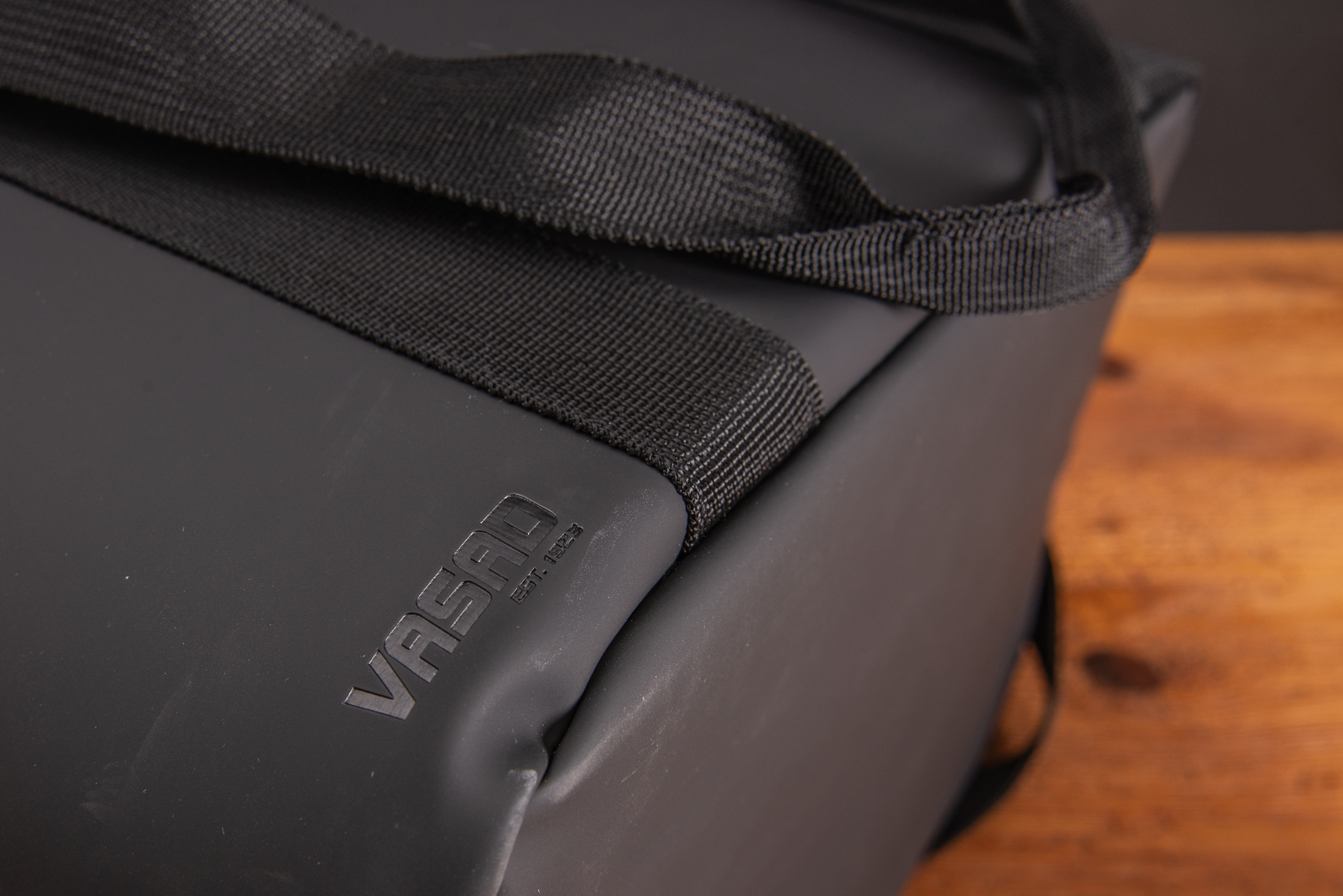 Sch&ouml;ne K&uuml;hltasche von Vasad aus schwarzem PU-Leder in hochwertiger Optik und Haptik, leicht zu reinigen und mit viel Platz als Merchandise Artikel f&uuml;r Kunden.