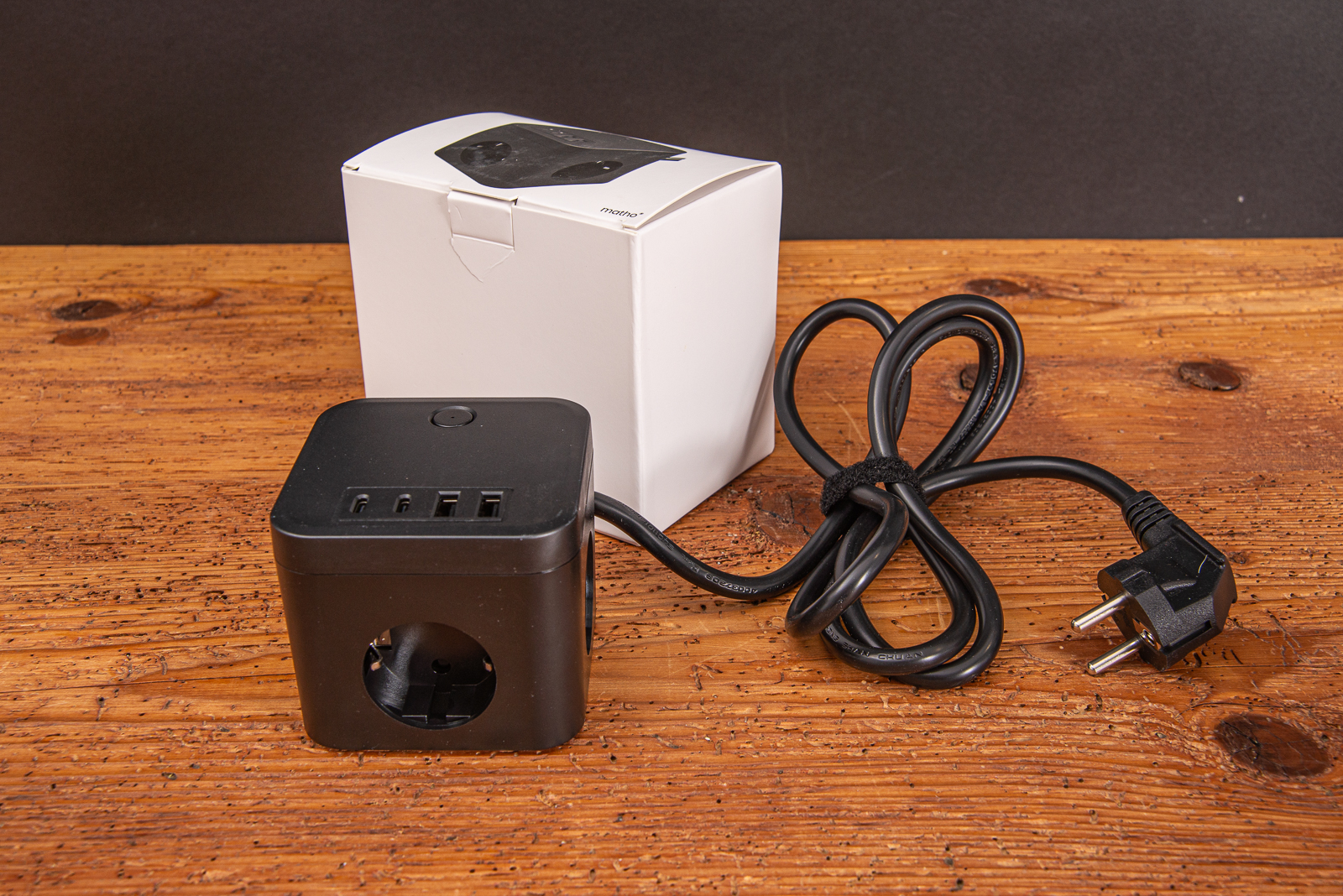 Steckdosenwuerfel mit USB in Schwarz &ndash; praktischer Werbeartikel f&uuml;r Schreibtisch oder Homeoffice