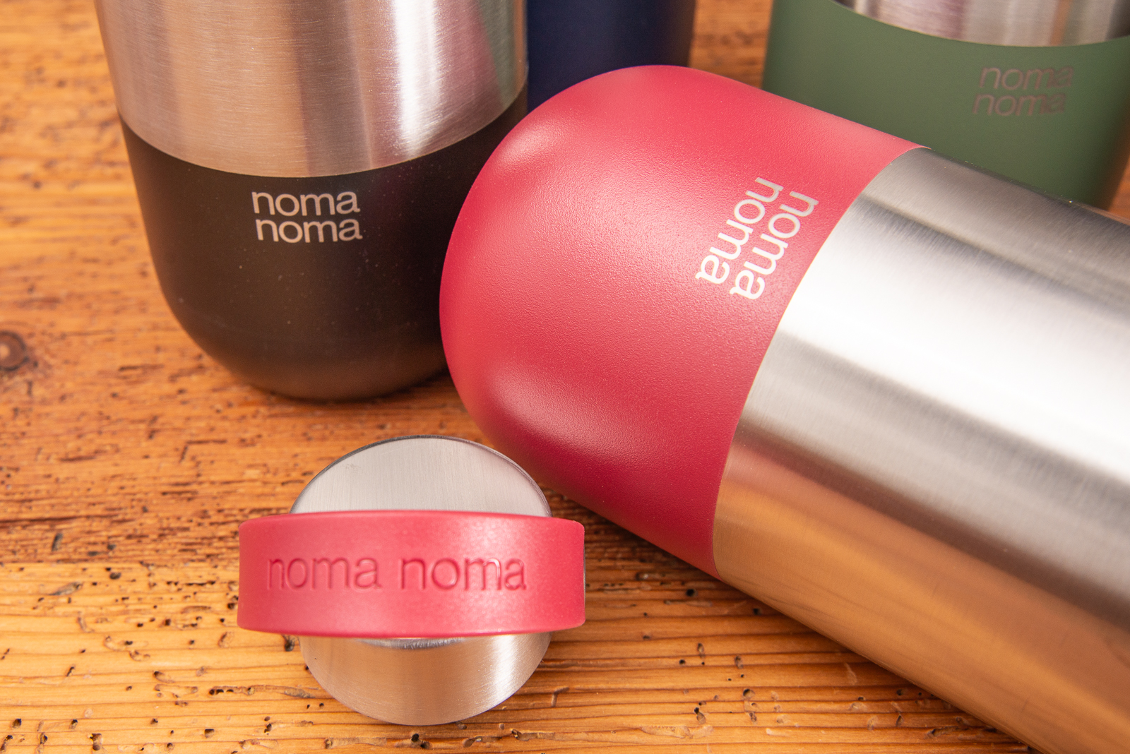 Nachhaltige Trinkflaschen mit Logogravur von nomanoma aus Edelstahl. 