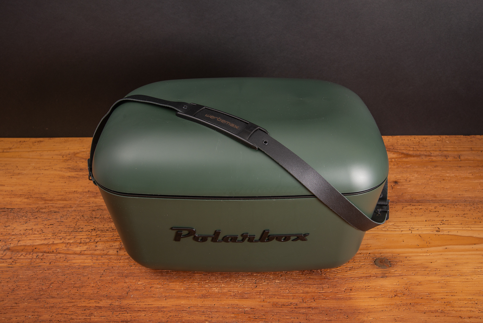 Polarbox Black Edition mit werbemax-Gravur auf dem Lederband.