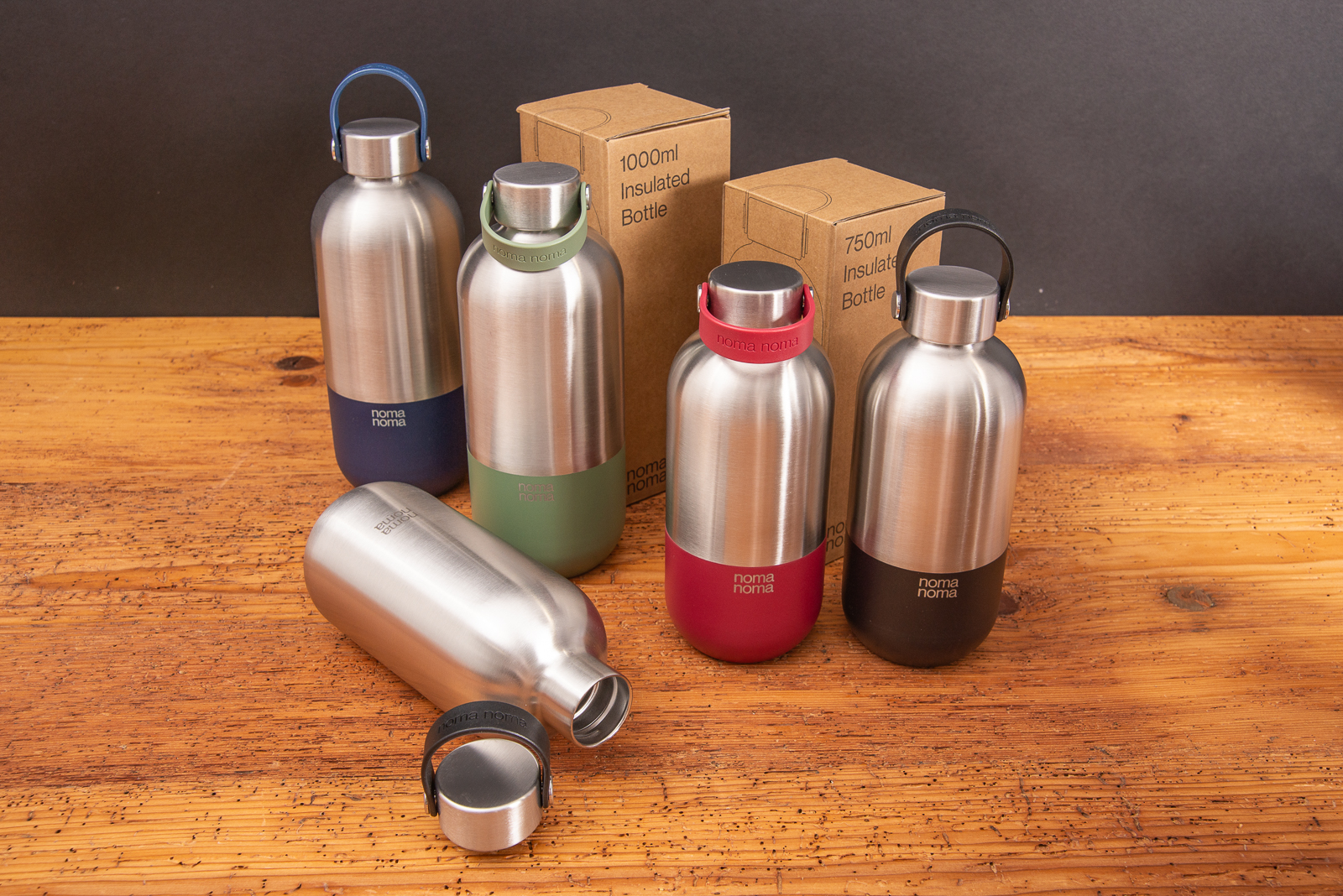 Die nachhaltigen Trinkflasche von nomanoma gibt es in 2 Gr&ouml;&szlig;en und 4 Farbvarianten. 