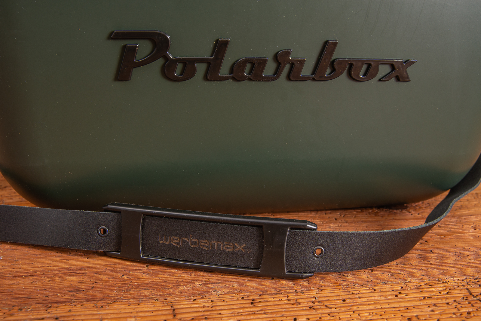 Stylishe Retro-K&uuml;hlbox Polarbox Black Edition mit werbemax-Logo graviert.