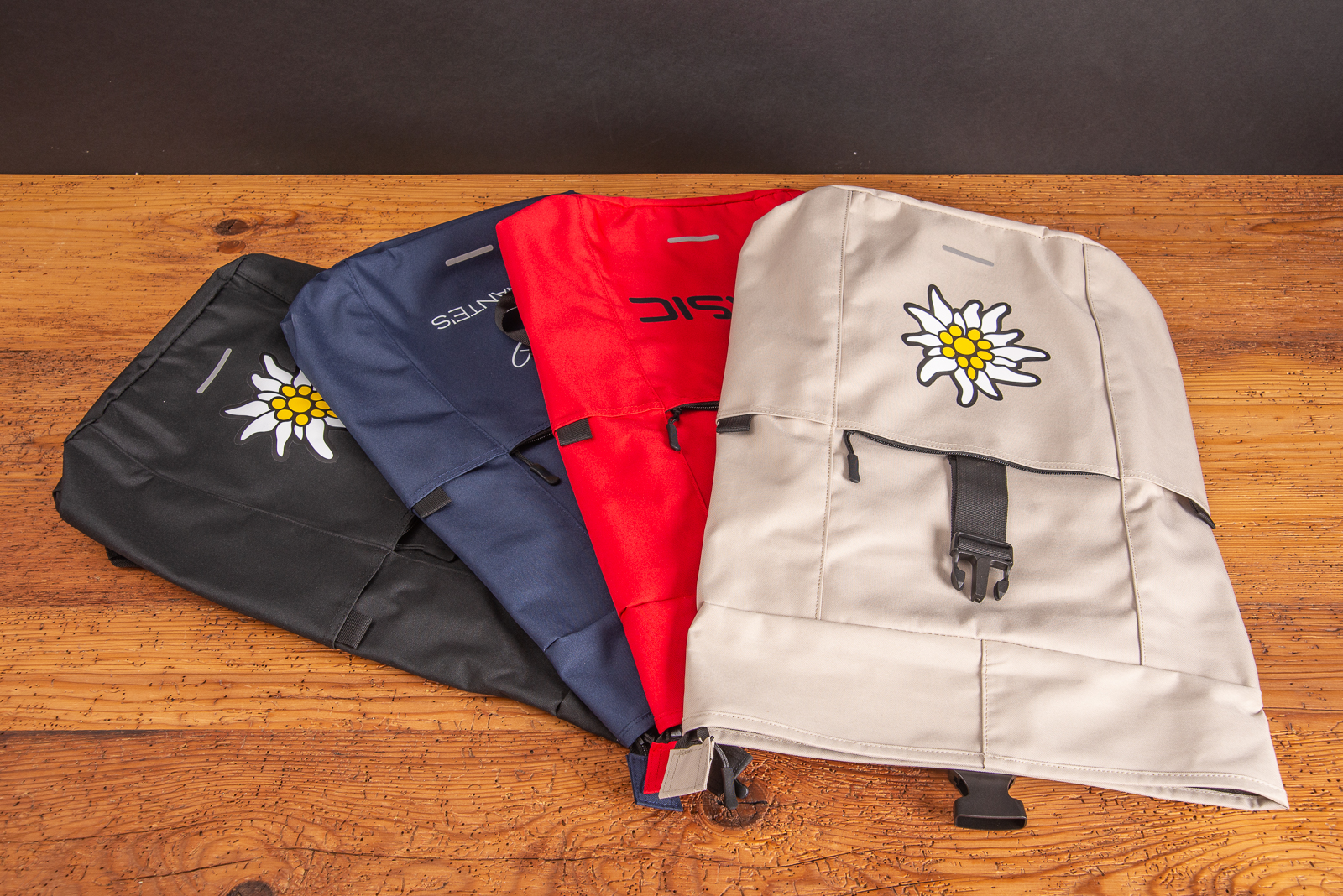 Rolltop Rucksack BASIC in 4 Farben: schwarz, marine, rot und beige. Die Schnallen und Rei&szlig;verschl&uuml;sse sind in jeder Variante in schwarz. 