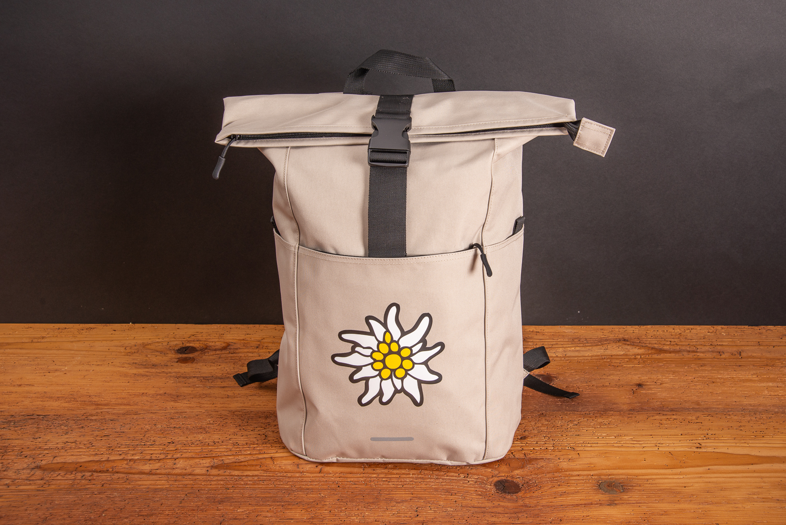 Modischer Unisex Rucksack als Mitarbeitergeschenk mit Logo als Druck oder Stick