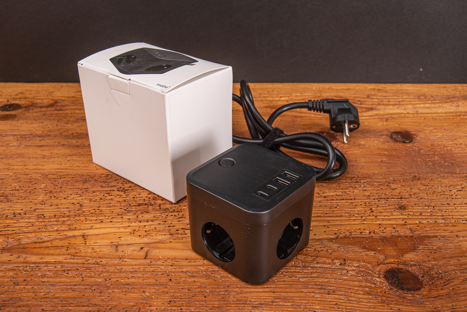 Mehrfachsteckdose mit Logo als Mitarbeitergeschenk in schwarz. 2 USB-C und 2 USB-A Anschl&uuml;ssen mit FastCharge