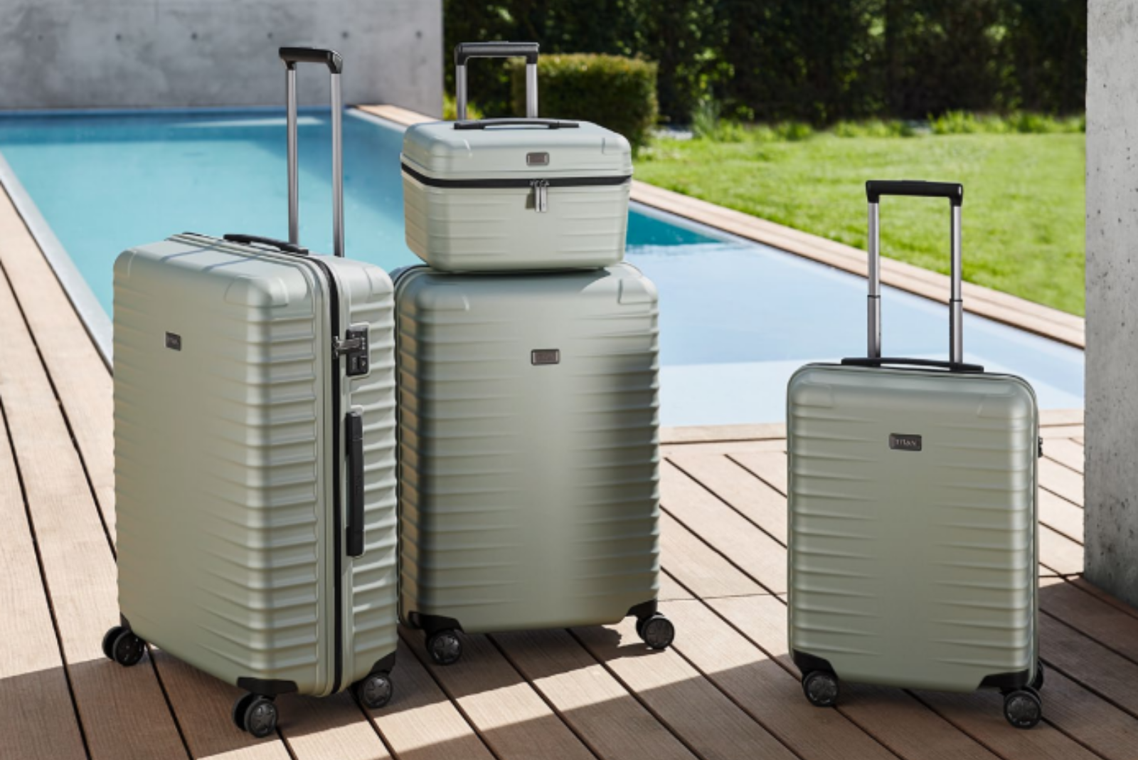 TITAN Kofferserie auf einer Terrasse vor einem Pool.
