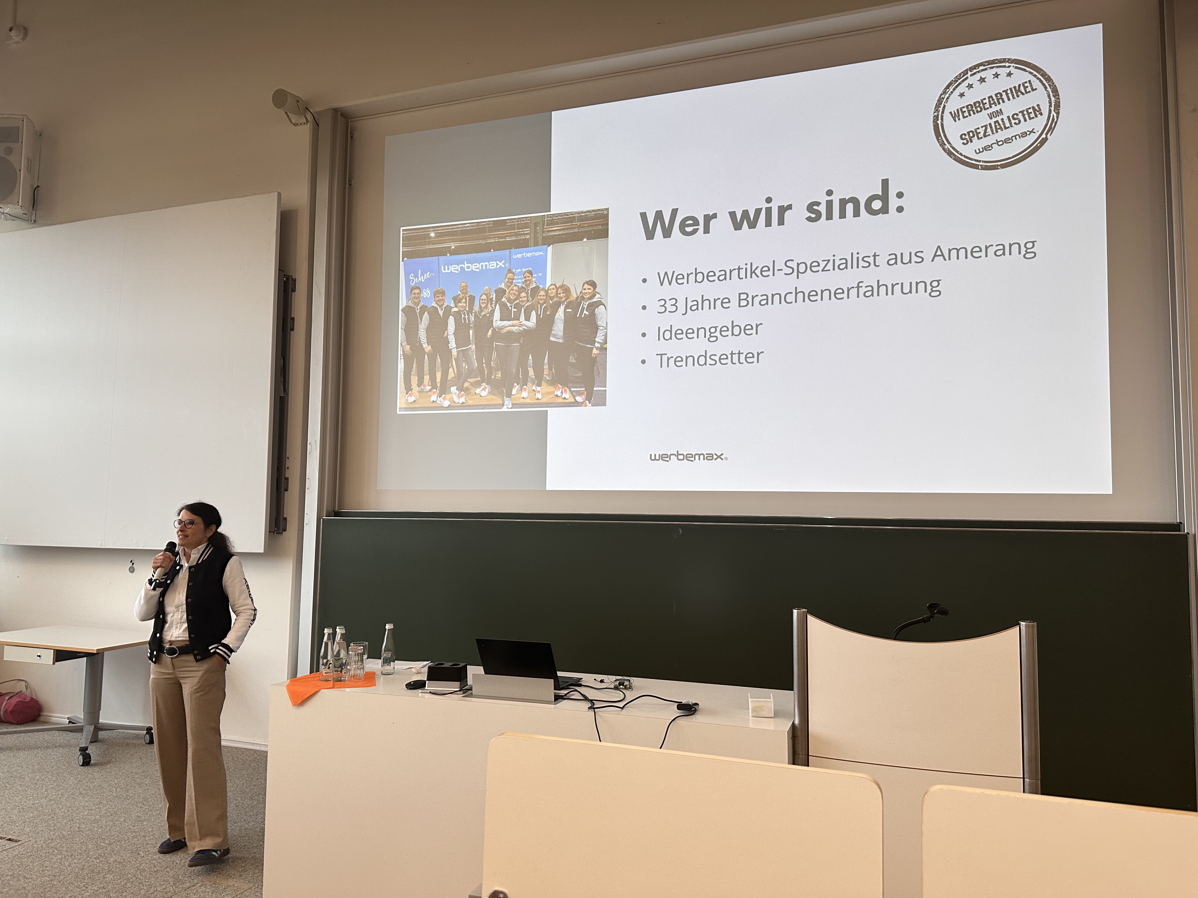 werbemax Kollegin im H&ouml;rsaal der TH Rosenheim 