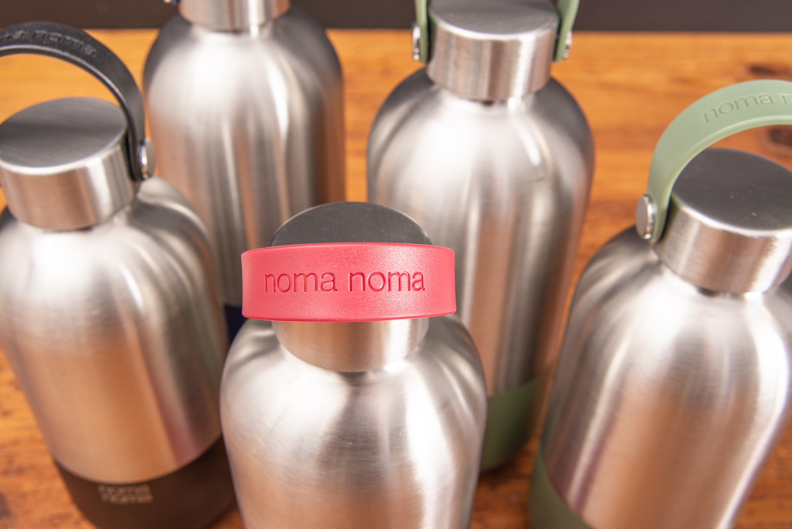 Detailaufnahme der nachhaltigen Trinkflasche aus Edelstahl mit praktischem Henkel f&uuml;r den Transport.