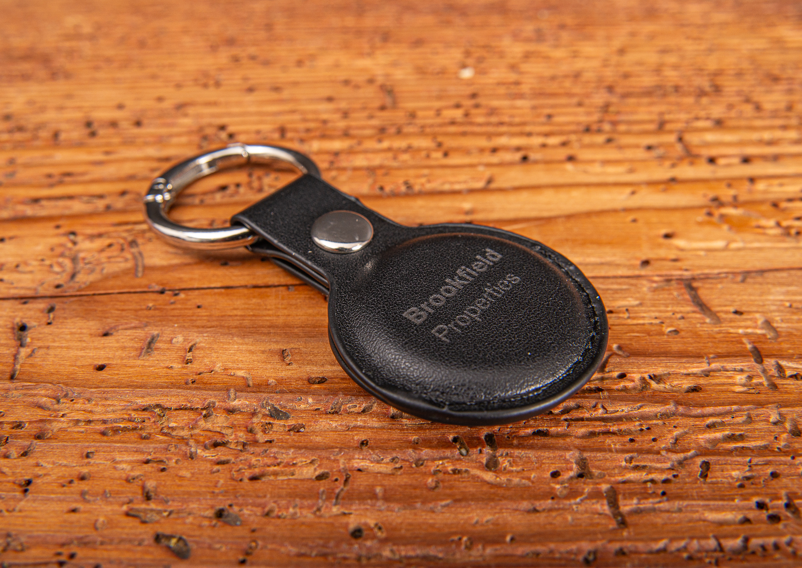 Apple Airtag mit Logogravur auf dem Schl&uuml;sselanh&auml;nger als Werbegeschenk Referenz Brookfield.