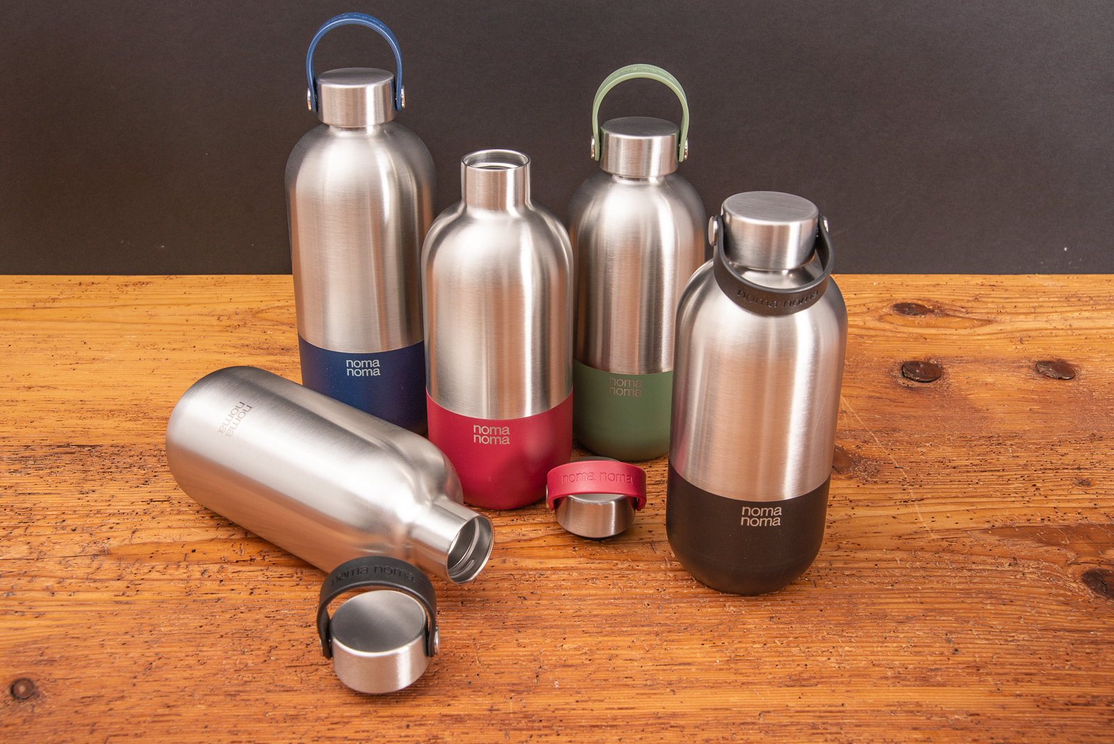 Nachhaltige Edelstahlflasche von nomanoma in 2 Gr&ouml;&szlig;en und Farbvarianten in rot, blau, gr&uuml;n und edelstahl.