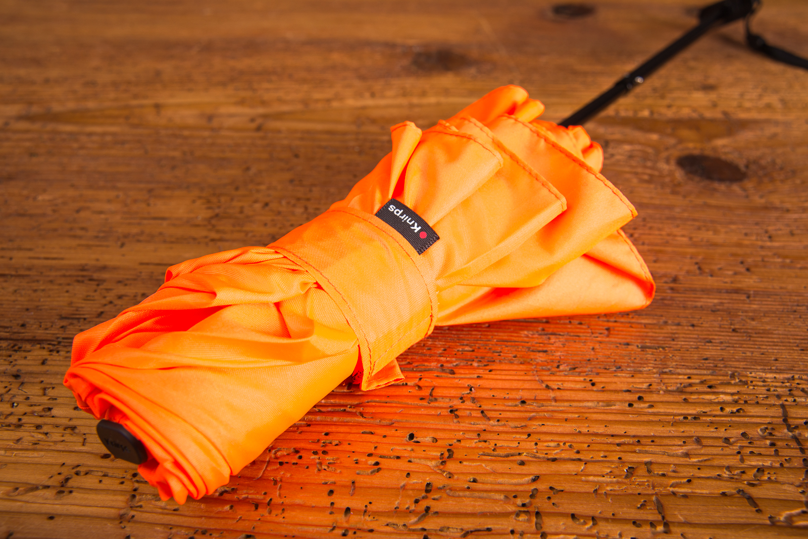 Ultrakompakter Regenschirm von Knirps im Taschenformat in Neonorange mit Logodruck als hochwertiges Merch