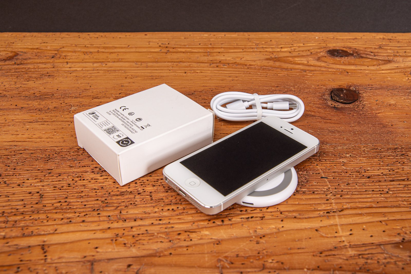 Kompaktes Ladeger&auml;t auch f&uuml;r Apple f&uuml;r induktives Laden von Smartphone, Watches und Earbuds. Mit gro&szlig;er Werbefl&auml;che als hochwertiges Mitarbeitergeschenk. 