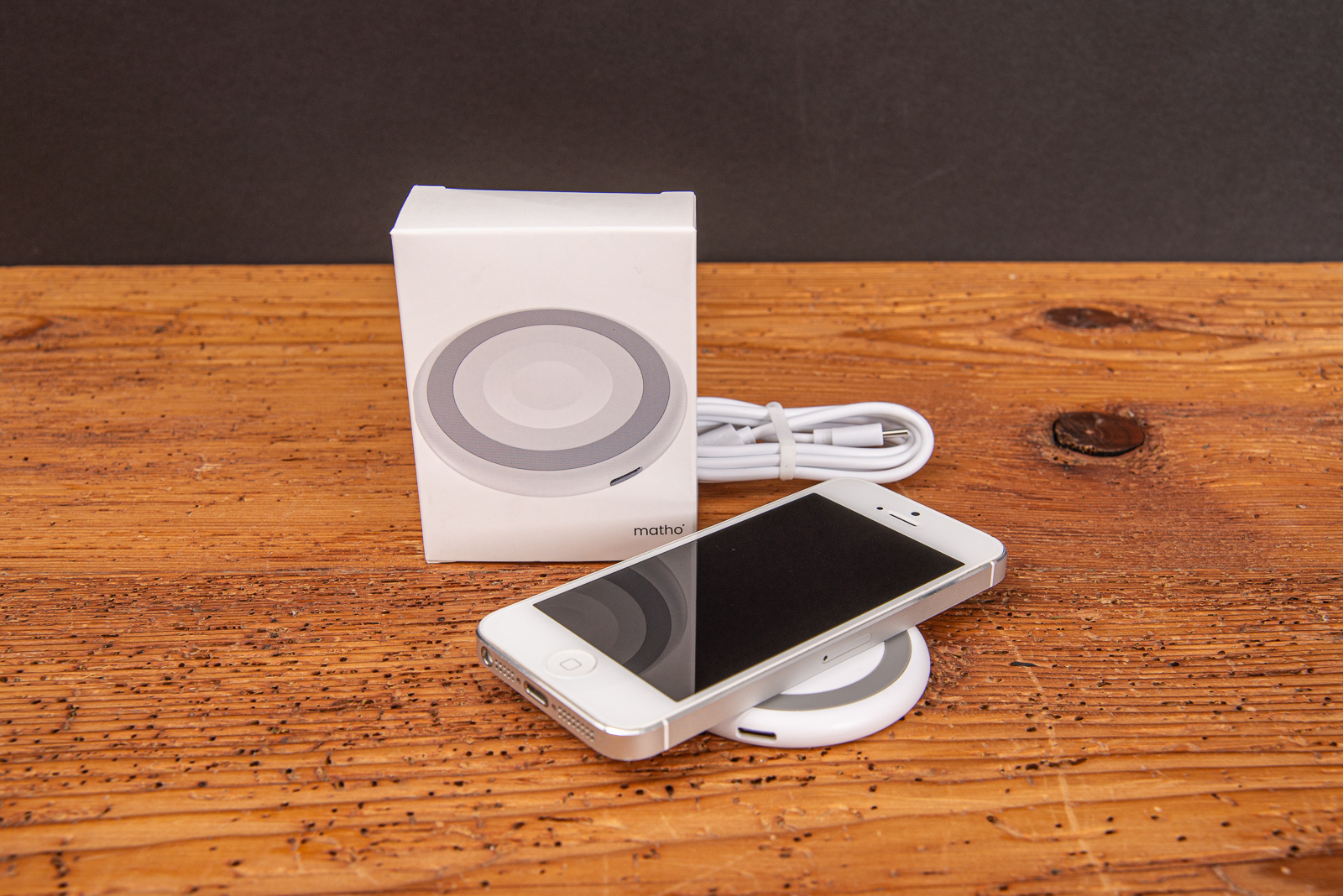 Praktisches Schnellladeger&auml;t f&uuml;r Smartphones, Smartwatches und Kopfh&ouml;rer in Wei&szlig; mit Ihrem Logo als Werbegeschenk f&uuml;r Kunden und Mitarbeiter