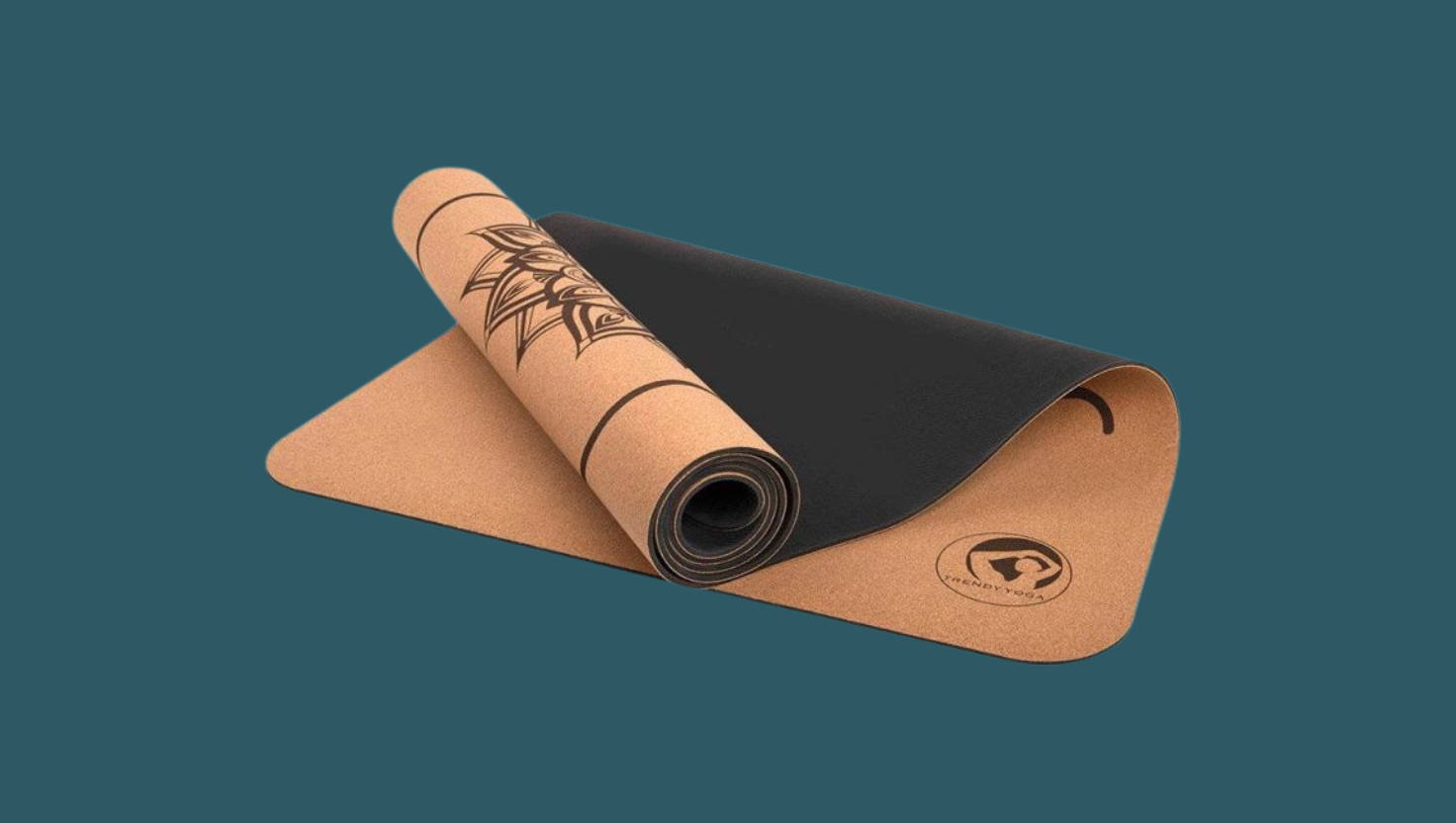 Yogamatte aus Kork mit gro&szlig;z&uuml;giger Logofl&auml;che, ausgerollt auf Holzuntergrund, ideal als Mitarbeitergeschenk im Gesundheitsmanagement.