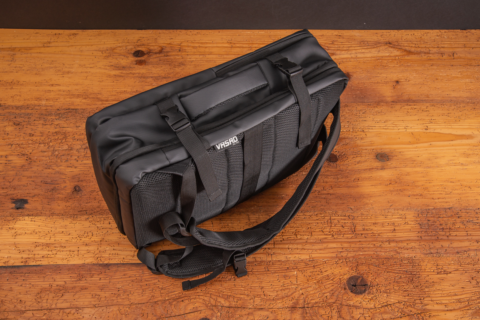 Schlank, praktisch und unisex - der moderne Underseater von Vasad ist optimal f&uuml;r Wochenendtrips mit dem Flugzeug. Einfach unter den Sitz geschoben und platzsparend verstaut. 