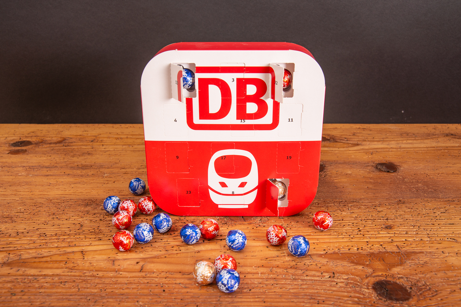 Appventskalender mit Lindor Kugeln von Lindt. Hochwertiger Adventskalender im individuellen Design gestaltbar. 