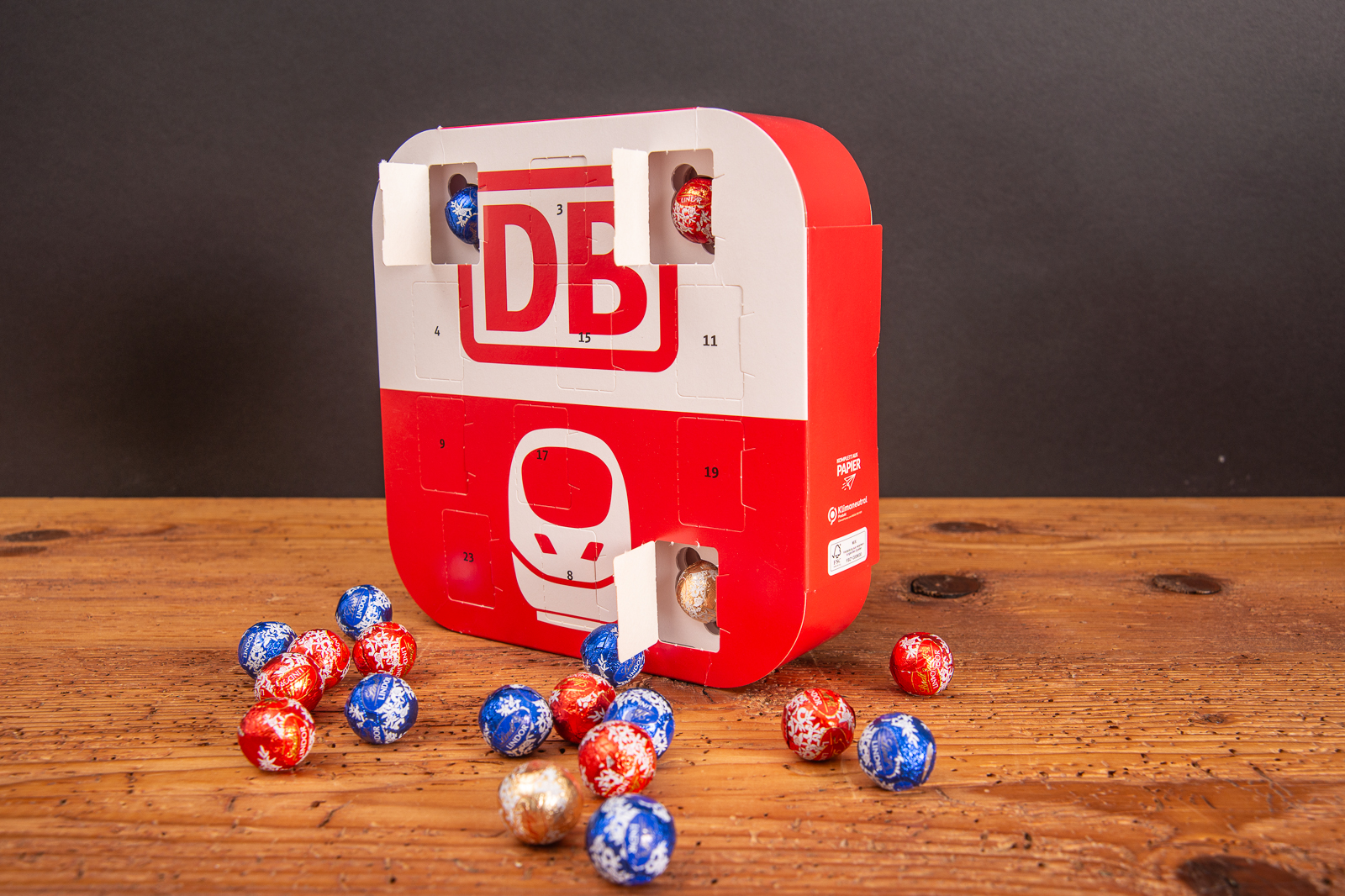 Appventskalender von Lindt in Form einer App, gef&uuml;llt mit Lindt Schokolade (Kugeln) als Weihnachtsgeschenk f&uuml;r Mitarbeiter in der Adventszeit. 
