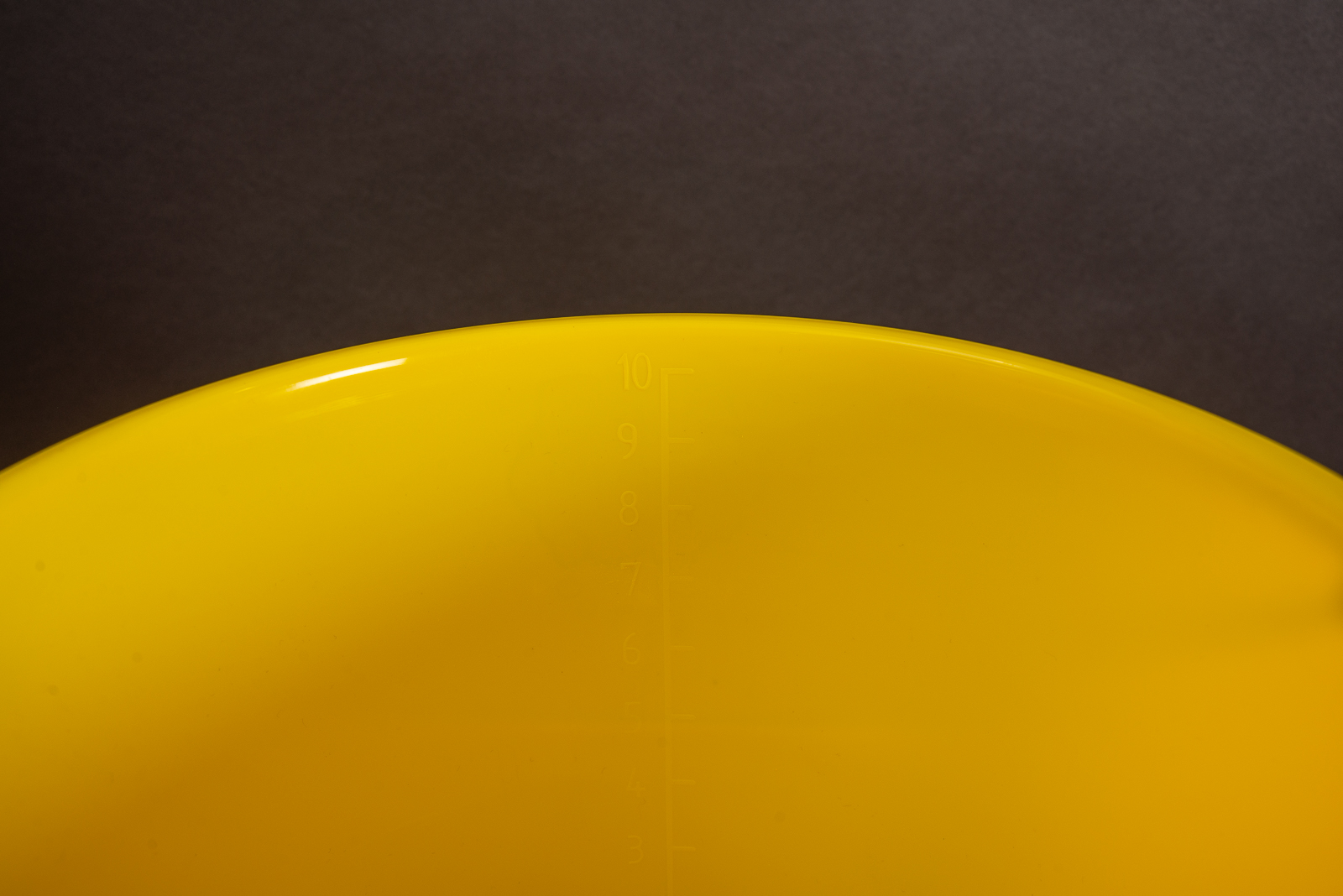 Nahaufnahme des Werbeeimers made in europe. Mit innenliegender Skala ist der Kunststoffeimer von Bott ein super Alltagshelfer.