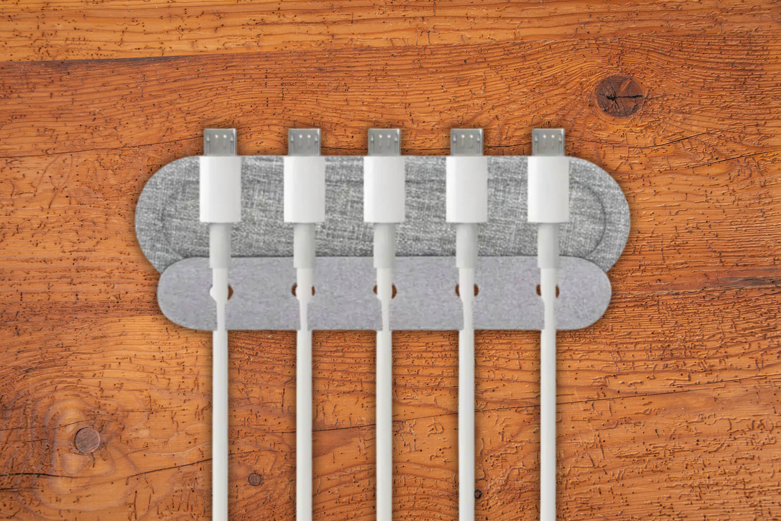 Brandcharger Kablehalter Cabledock mit 5 Schlitzen f&uuml;r Ladekabel als Merch auf Holzplatte..