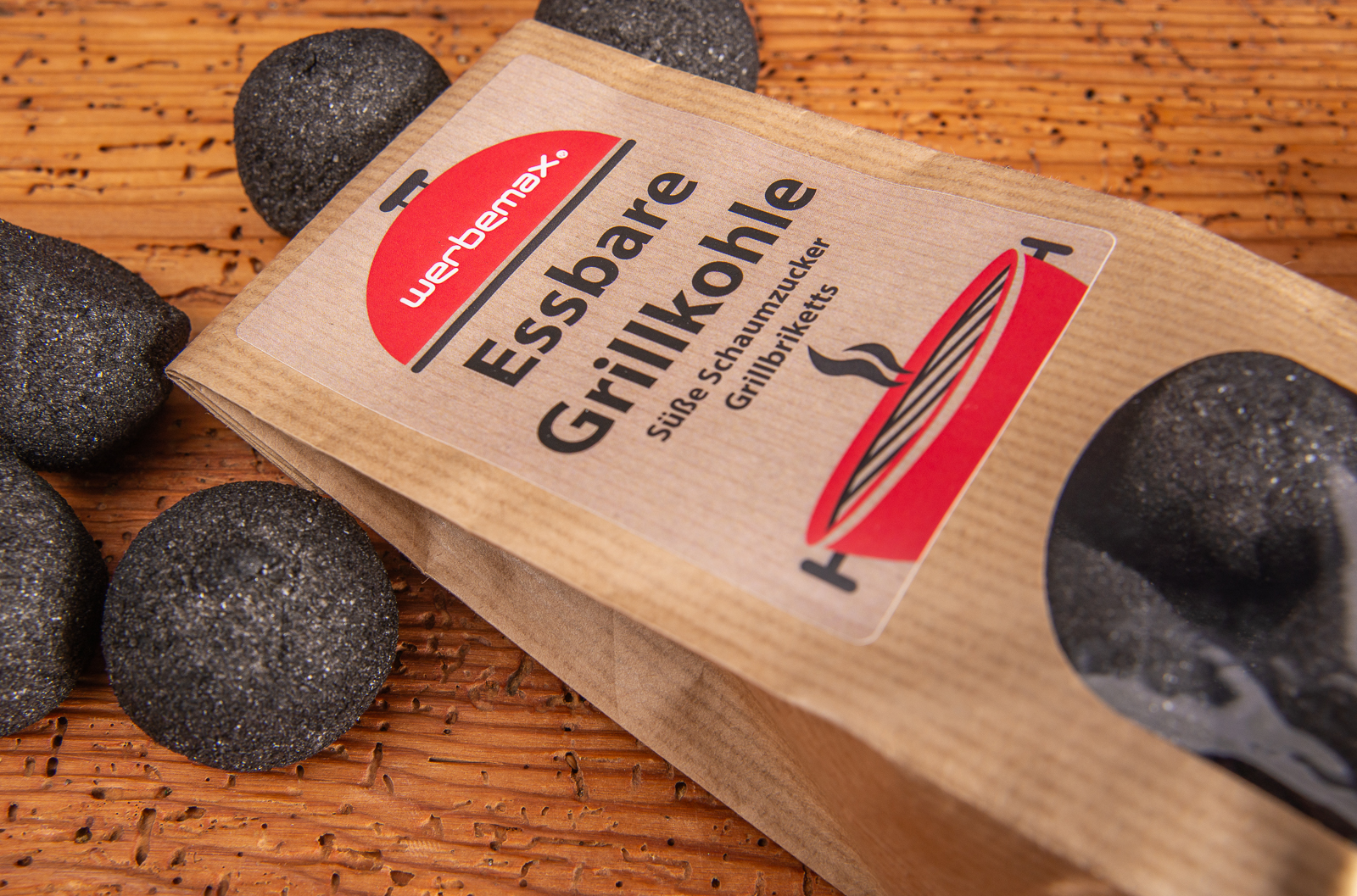 S&uuml;&szlig;e Grillkohle aus Marshmallow liegend verpackt im Beutel mit individualisierbarem Etikett  - perfekt f&uuml;r Events und Marketingaktionen.