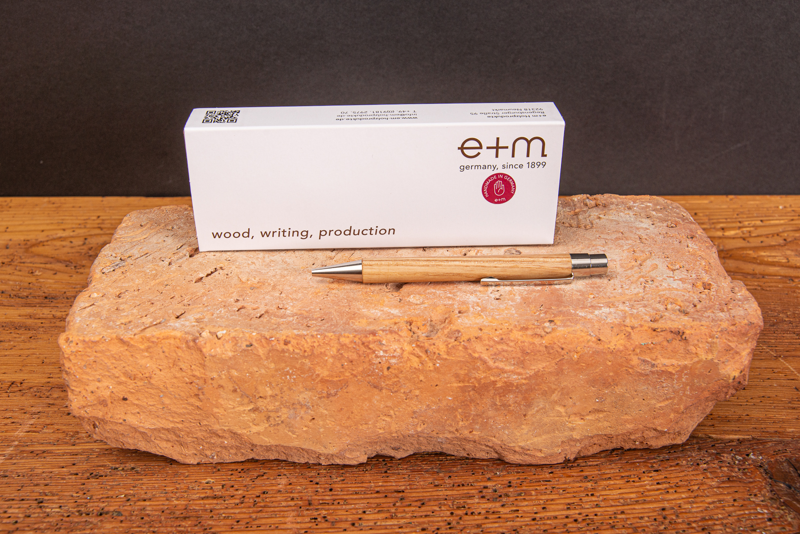 Hochwertiger Druckkugelschreiber aus Holz mit dezenter Logogravur und Geschenkverpackung als nachhaltiges Incentiv
