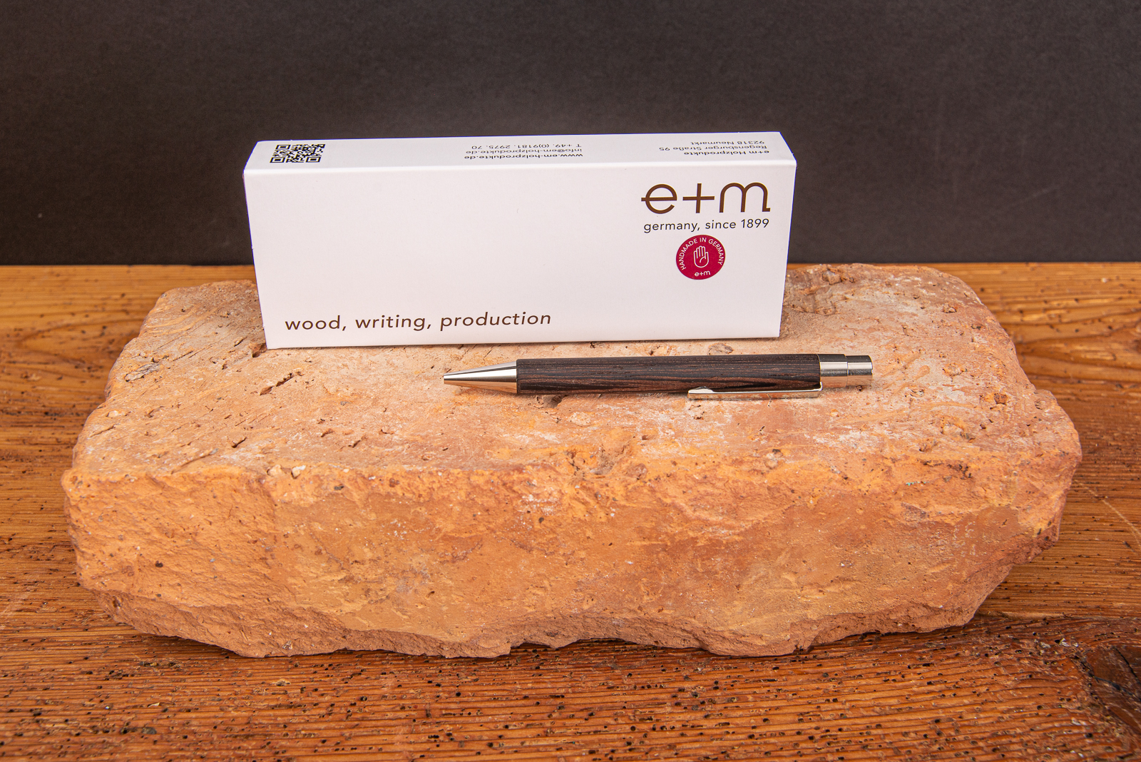 Nachhaltiger Kugelschreiber aus Edelholz wie Zebrano oder Wenge mit Ihrem Logo als langlebige Gravur als wertsch&auml;tzendes Werbegeschenk f&uuml;r Kunden und Mitarbeiter