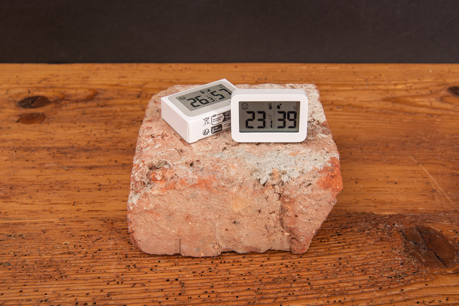 Schlichtes Hygrometer mit Logodruck f&uuml;r B&uuml;ros oder als Mitarbeitergeschenk auf Stein pr&auml;sentiert