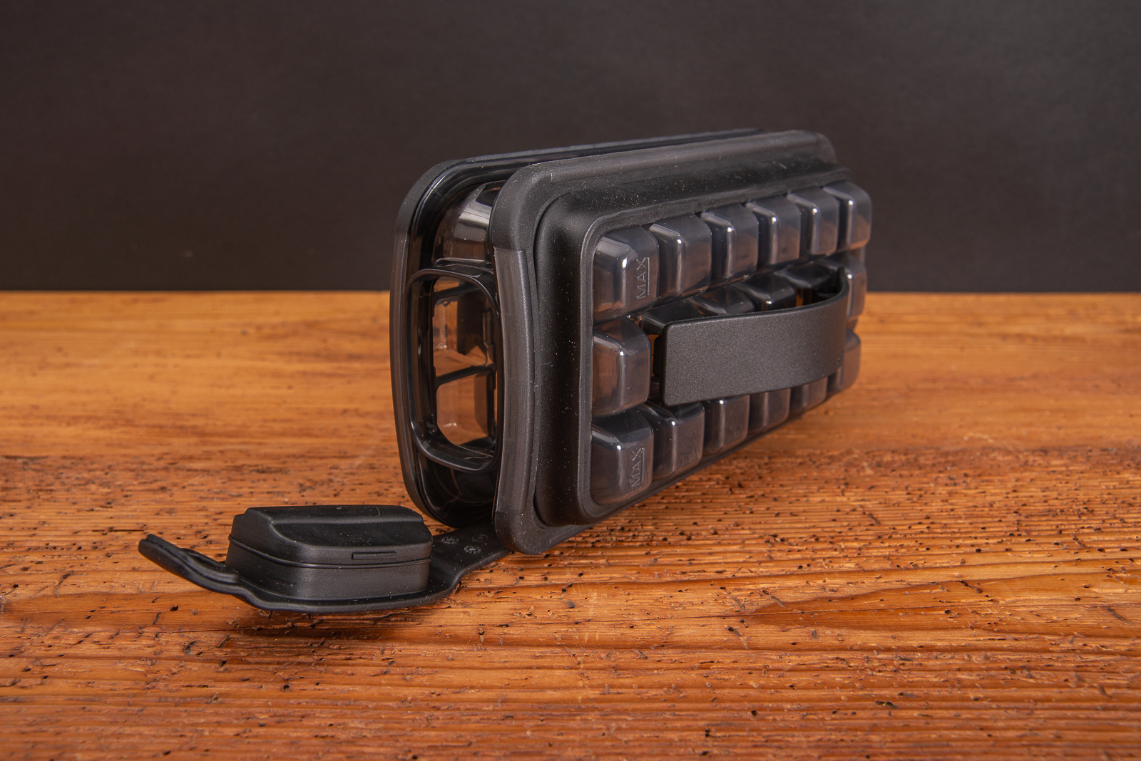 Icebreaker Pop in schwarz ist die innovative Eisw&uuml;rfelform f&uuml;r unterwegs als Werbeartikel bei Events oder als Pr&auml;mie