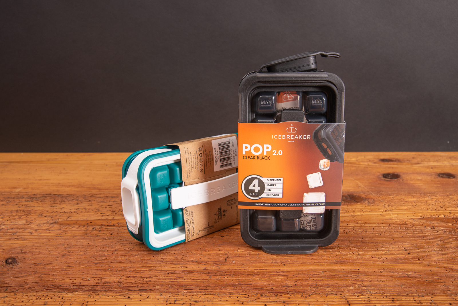 Zwei Icebreaker Pop Eisw&uuml;rfelbeh&auml;lter in t&uuml;rkis und schwarz mit Werbebanderole als Werbegeschenk f&uuml;r Kunden und Mitarbeiter